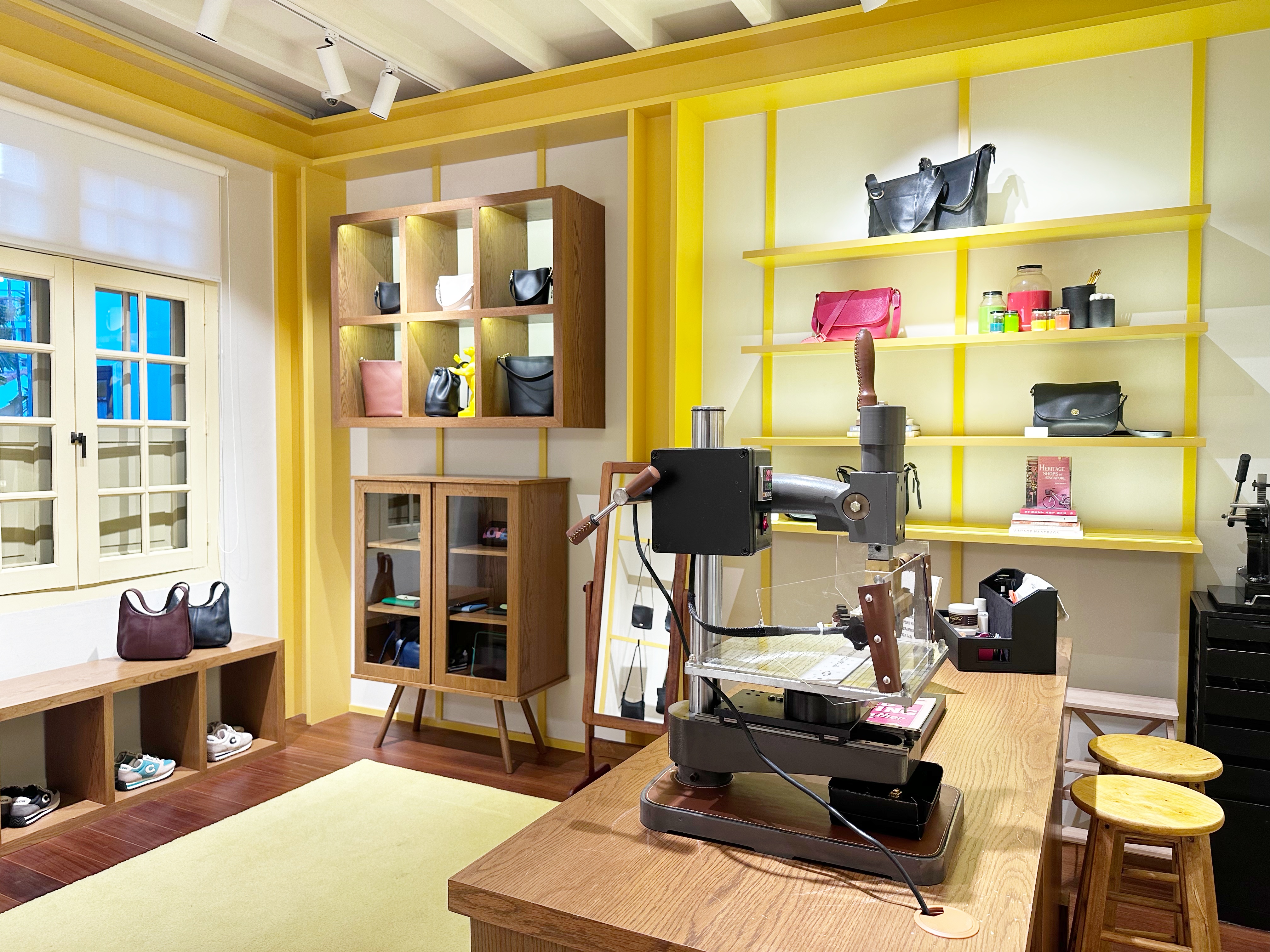「VINTAGE ROOM」區除了展示珍藏古董老皮件，架上部分VINTAGE包也能買回家。