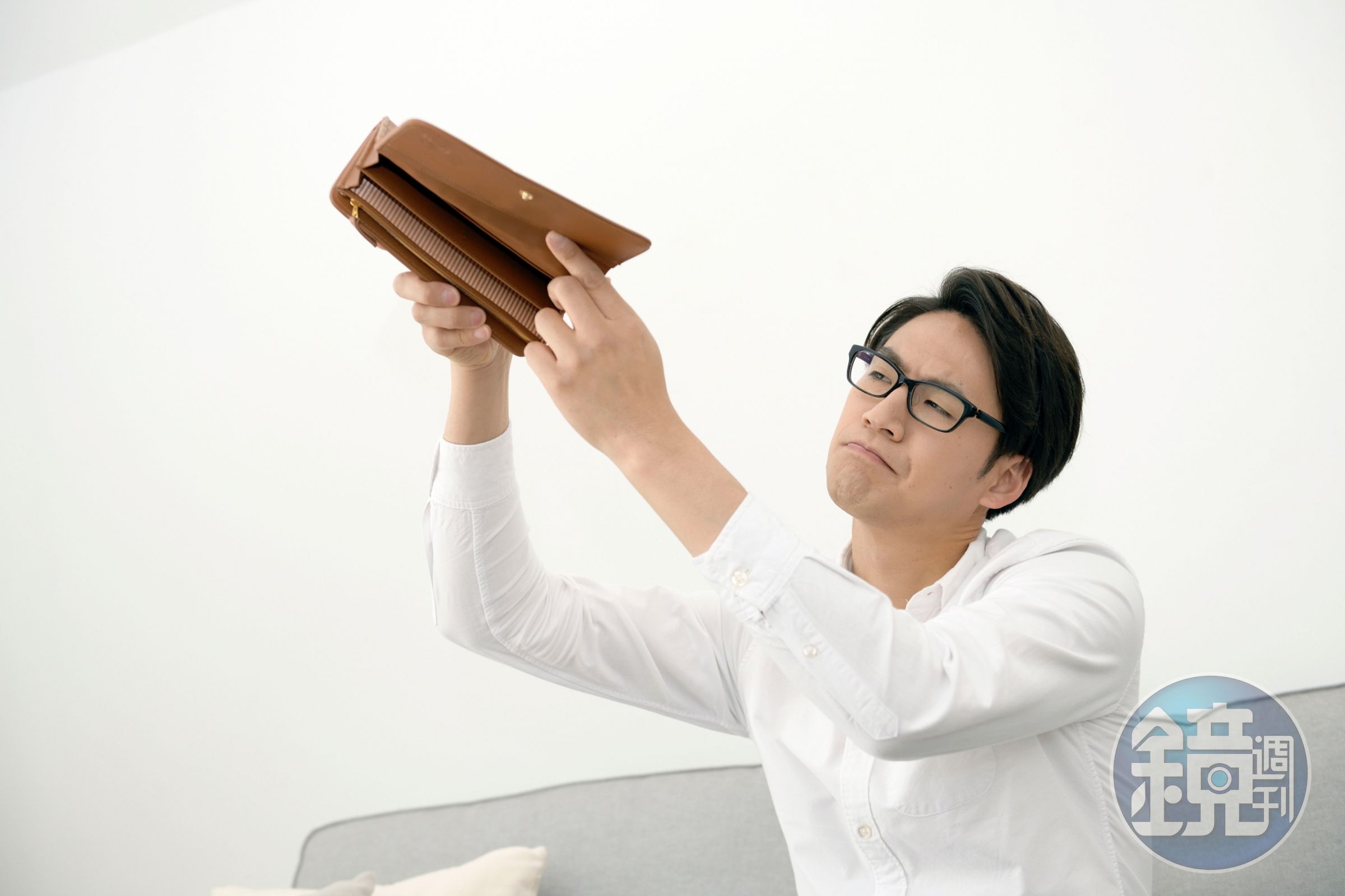 一名外貿公司經理月收入5萬，但每月月底都花光錢，憂心退休生活。（示意圖，photoAC）