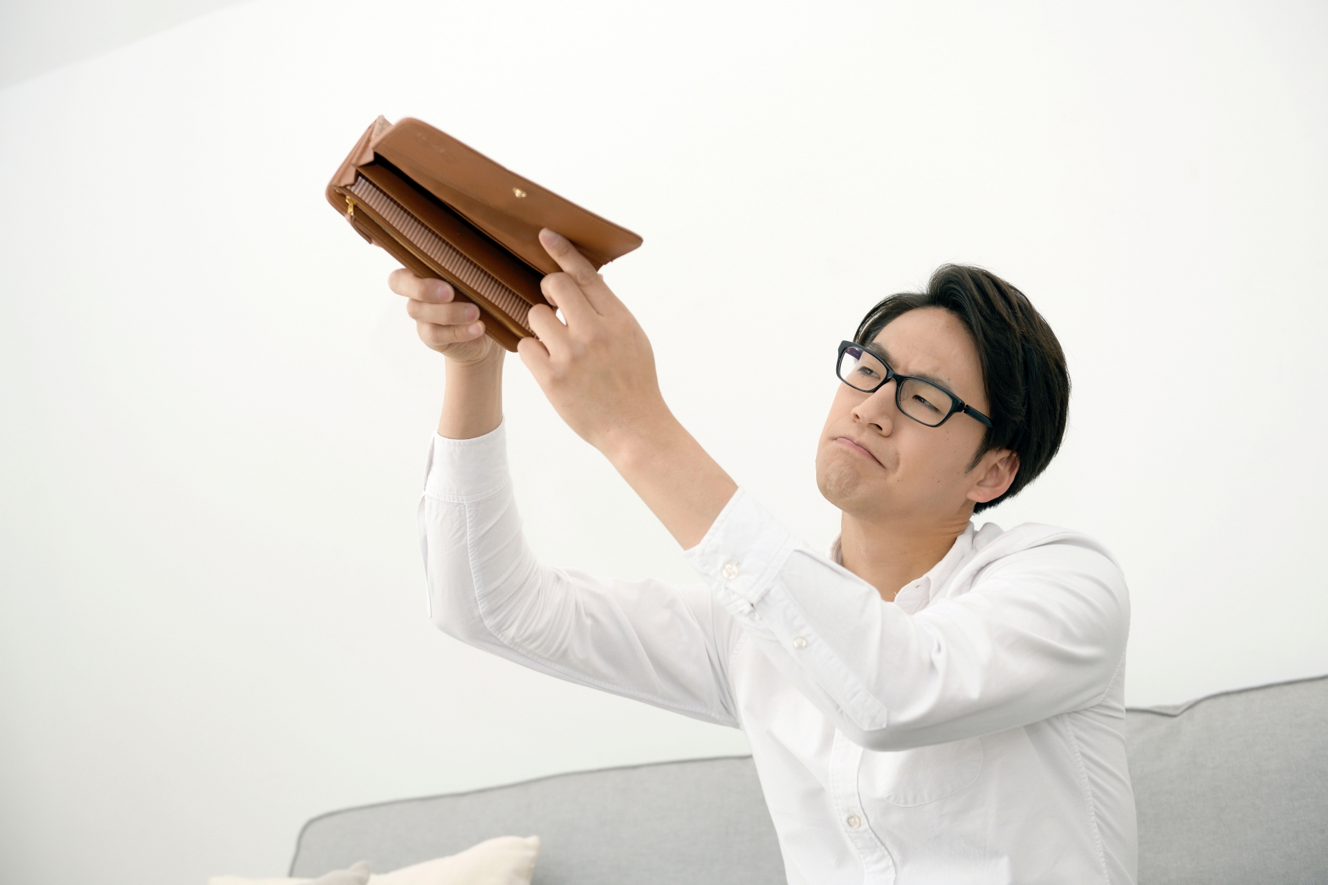 一名外貿公司經理月收入5萬，但每月月底都花光錢，憂心退休生活。（示意圖，photoAC）