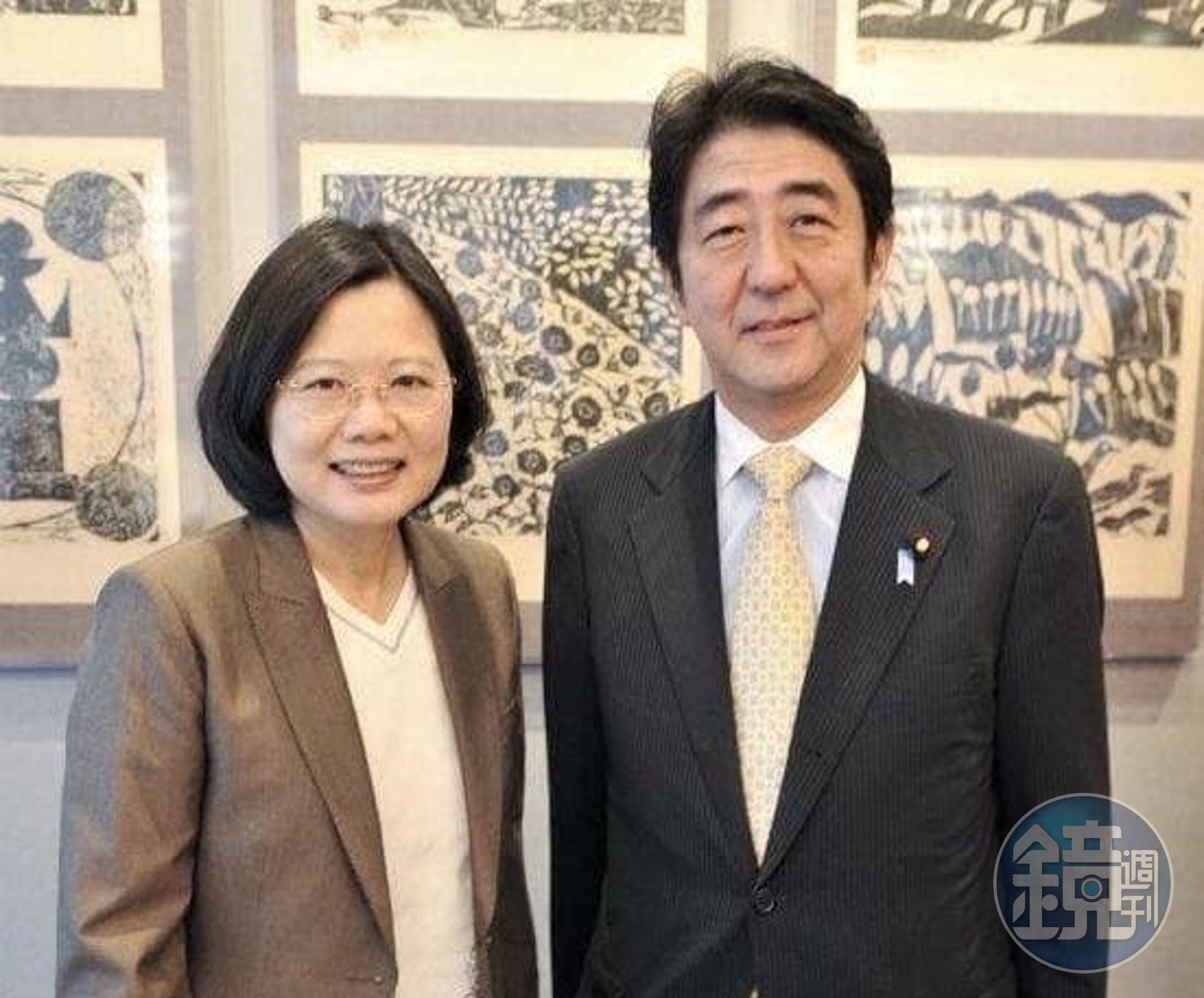 安倍晉三(右)逝世1週年,蔡英文(左)特別在推特發文追思。(翻攝自蔡英文 Tsai Ing-wen臉書)