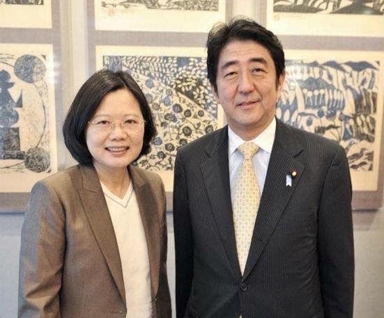 安倍晉三（右）逝世1週年，蔡英文（左）特別在推特發文追思。（翻攝自蔡英文 Tsai Ing-wen﻿臉書）