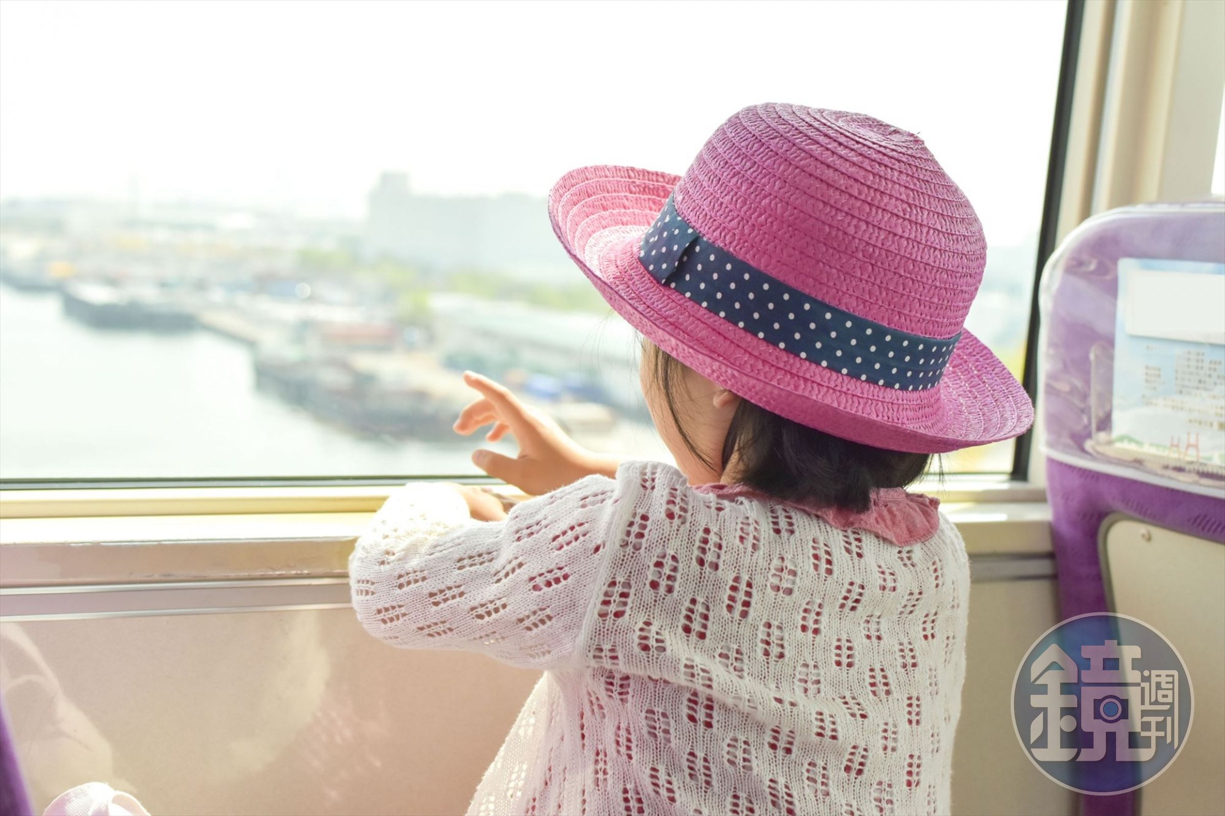 5歲女童搭長途列車安靜不吵鬧,反而出聲教訓同車大聲講電話的大叔。(示意圖,photoAC)