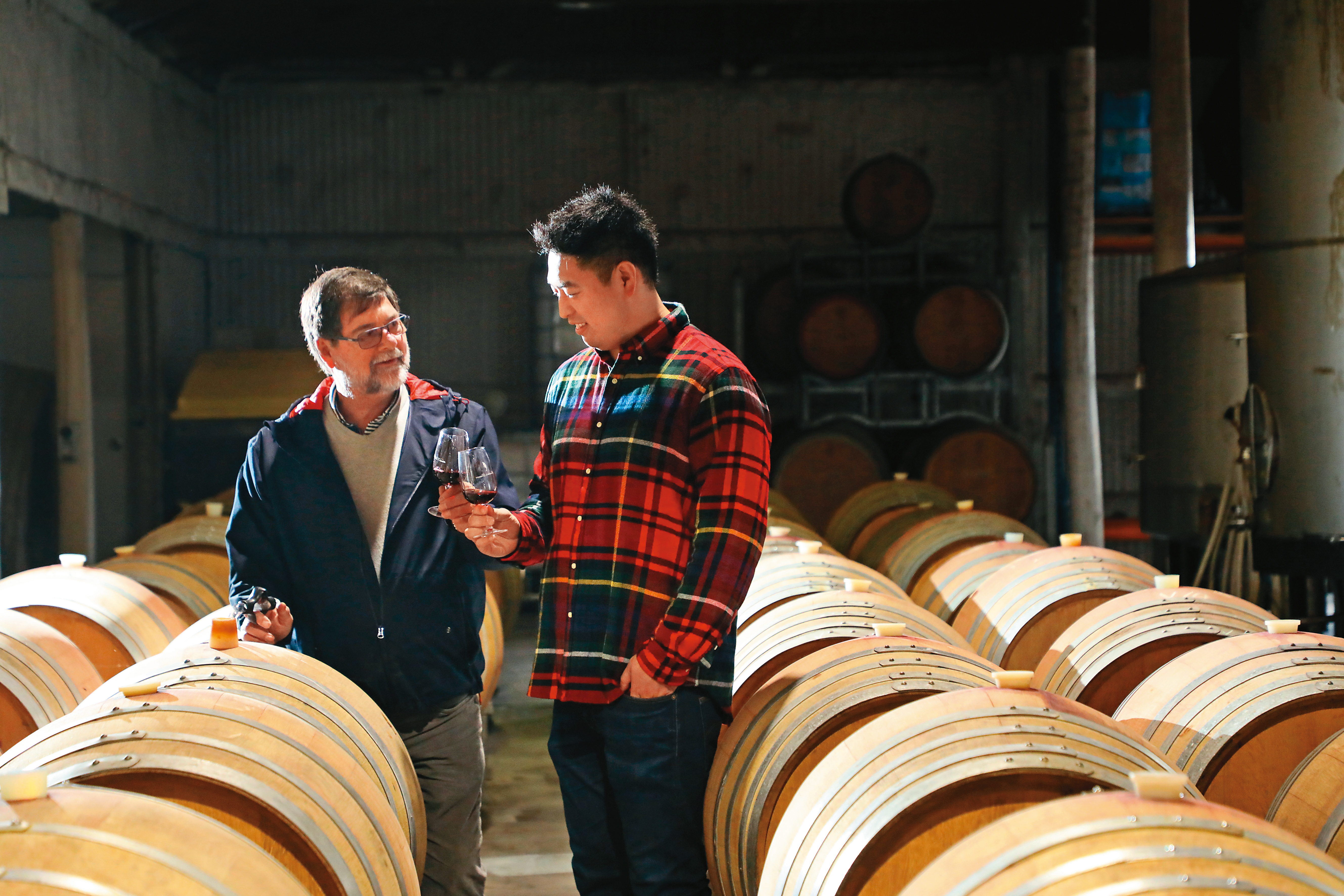 味覺敏銳的Jack（右）經常與釀酒師Kees討論酒莊生產的葡萄酒品質。