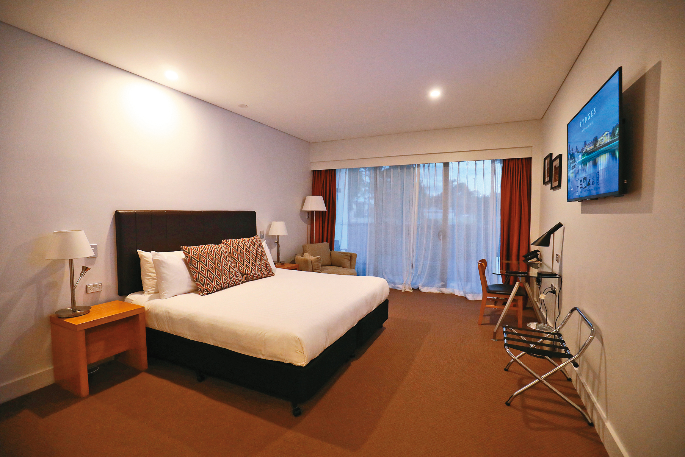 「RYDGES Resort Hunter Valley」的房間簡單舒適，適合全家大小一起去度假。