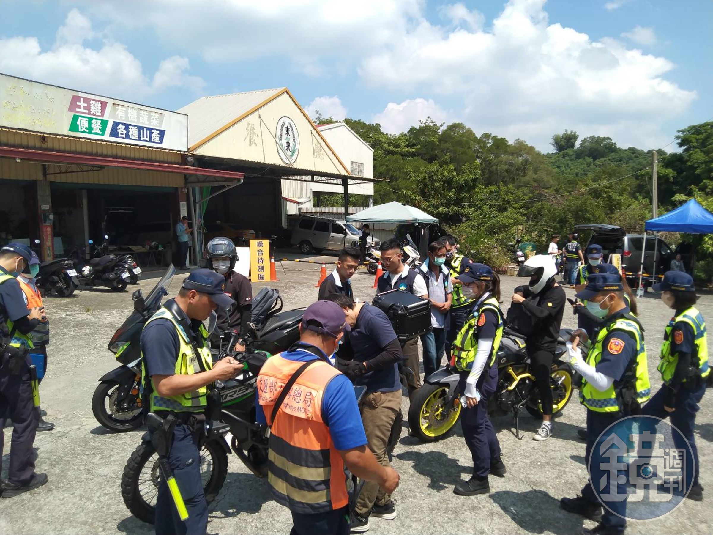 南市174市道常有重機騎士飆速及發出噪音，警方今執行聯合稽查。（警方提供）
