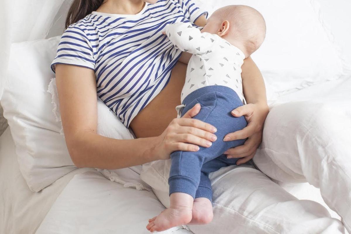 網友外出辦事時把兒子託婆婆照顧，沒想到婆婆竟用餵母乳方式安撫孫子。（示意圖，photoAC）