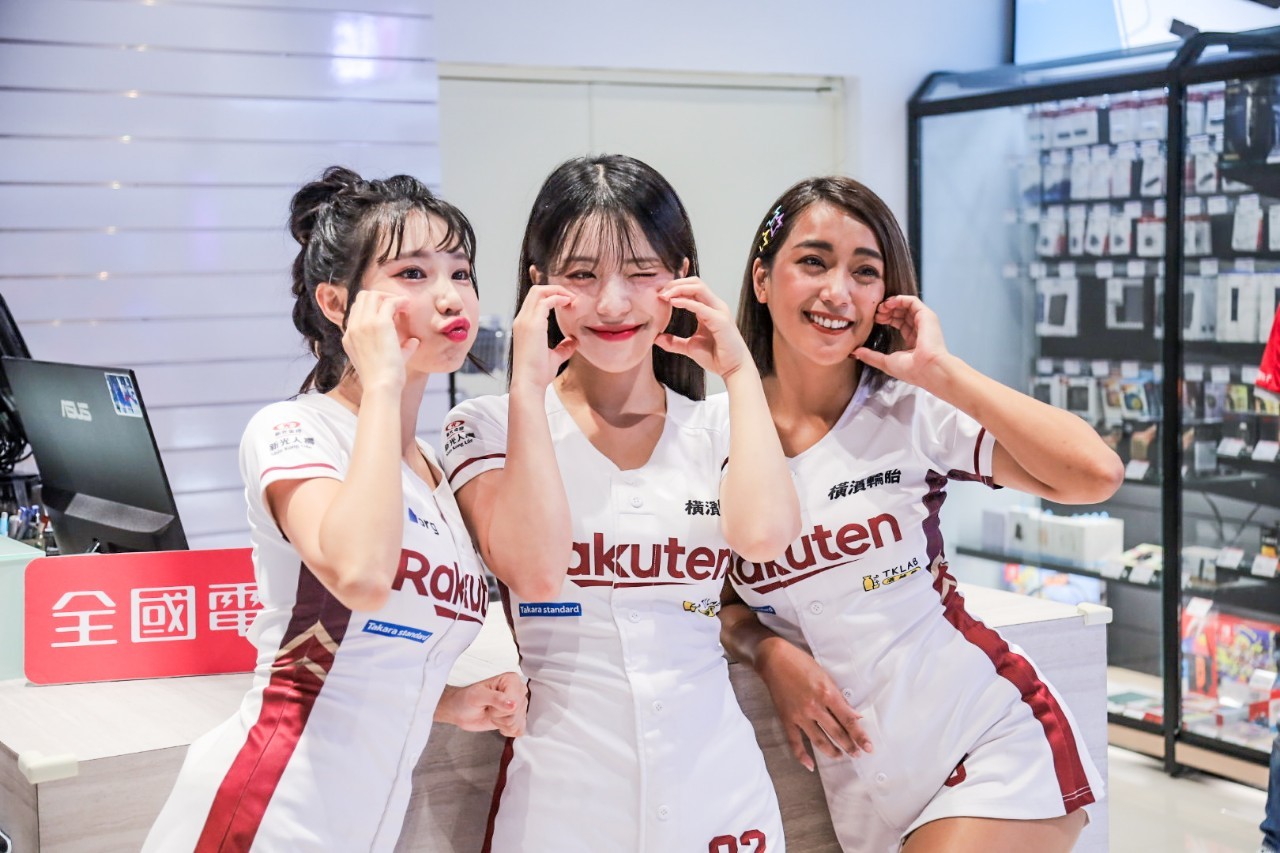 李多慧、筠熹與阿布舞一日店長活動吸引近百名粉絲到場。(全國電子提供)