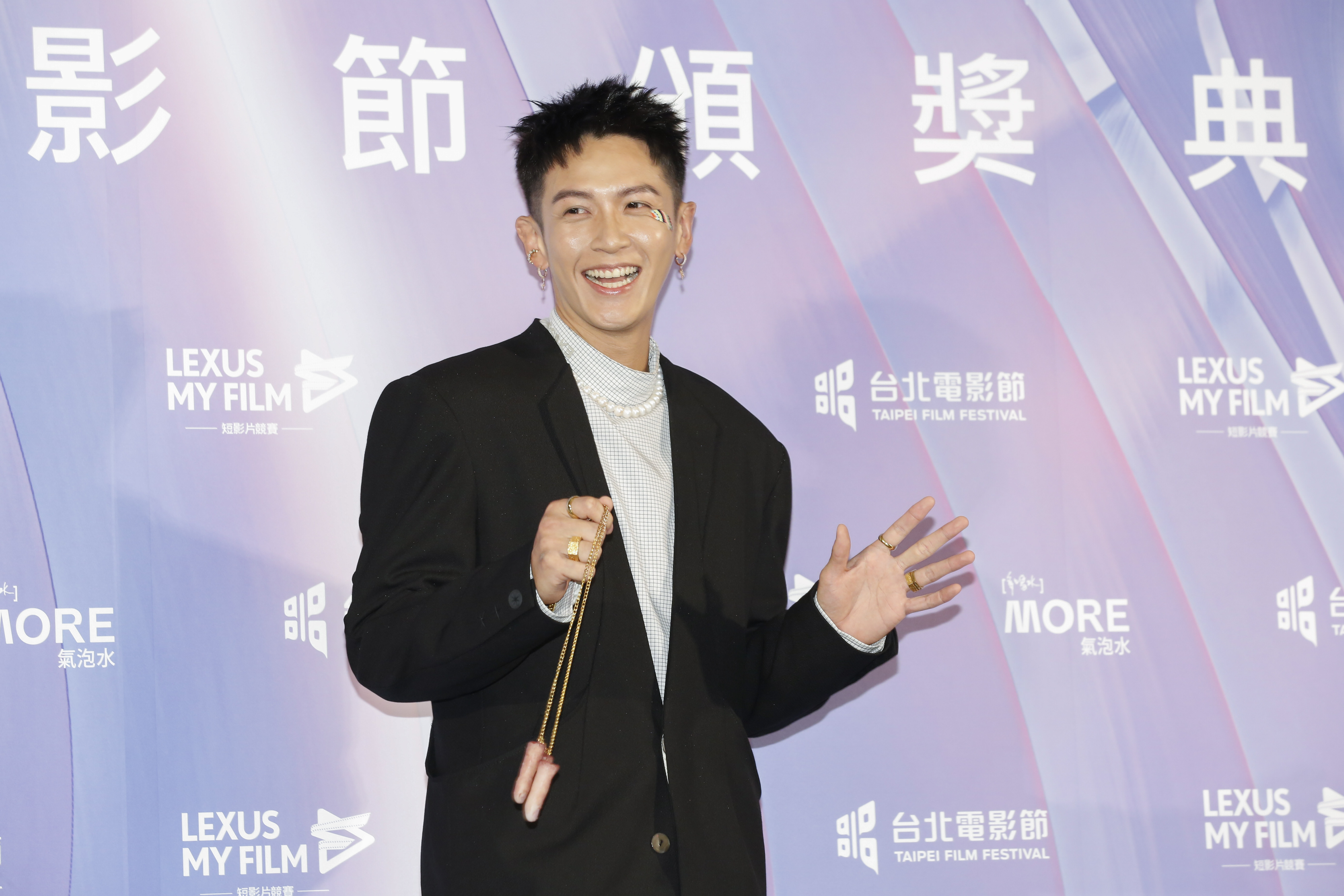 柯震東才剛參加完韓國富川影展回台,對於與勝利合照,他表示私人事不便透露。