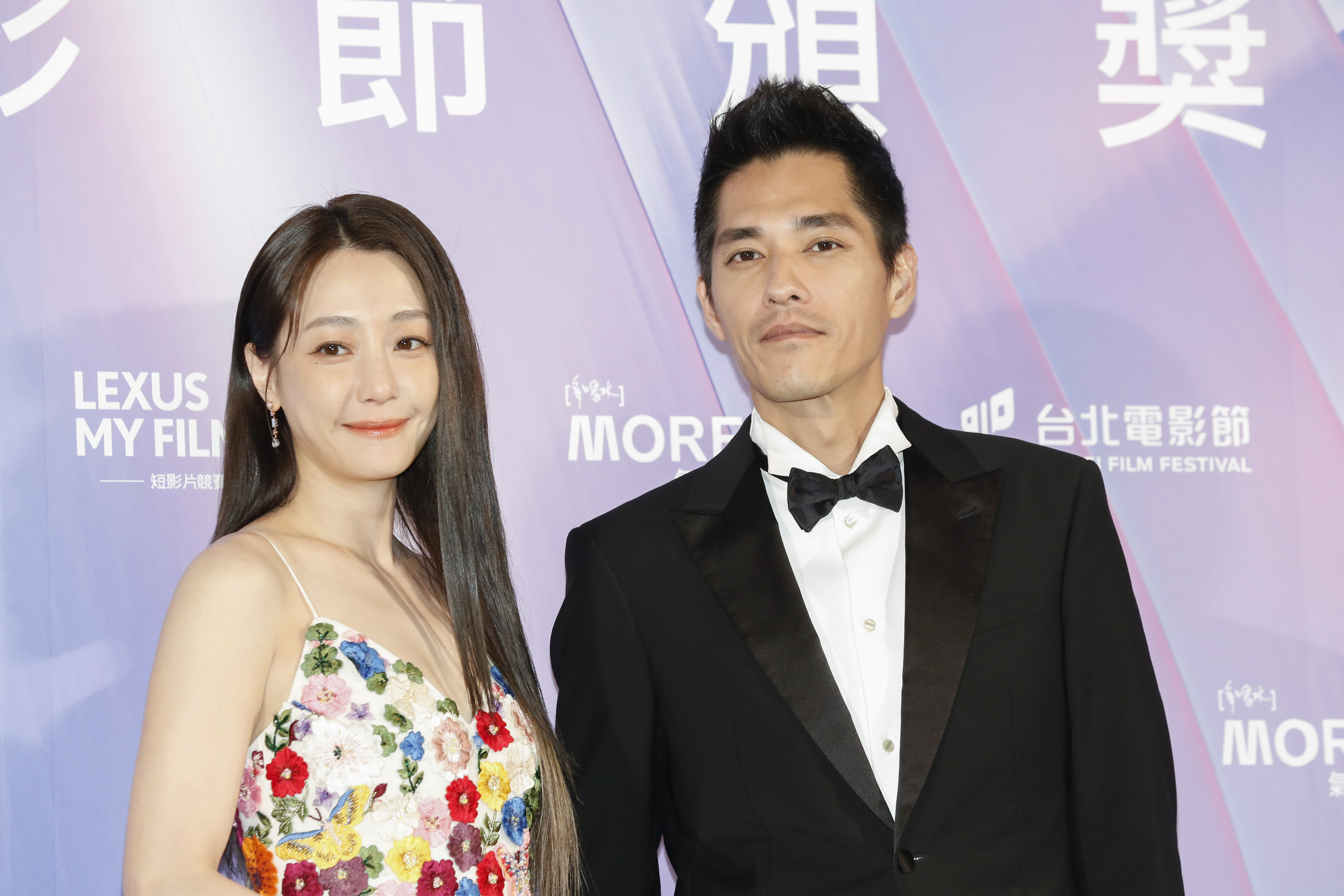 藍正龍及謝欣穎將頒發最佳編劇獎。