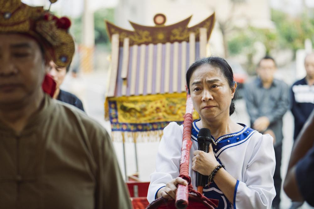拍《一家子兒咕咕叫》相當辛苦，牽亡這場戲拍到她差點崩潰，最後還是交出出色的表演。（双喜提供）