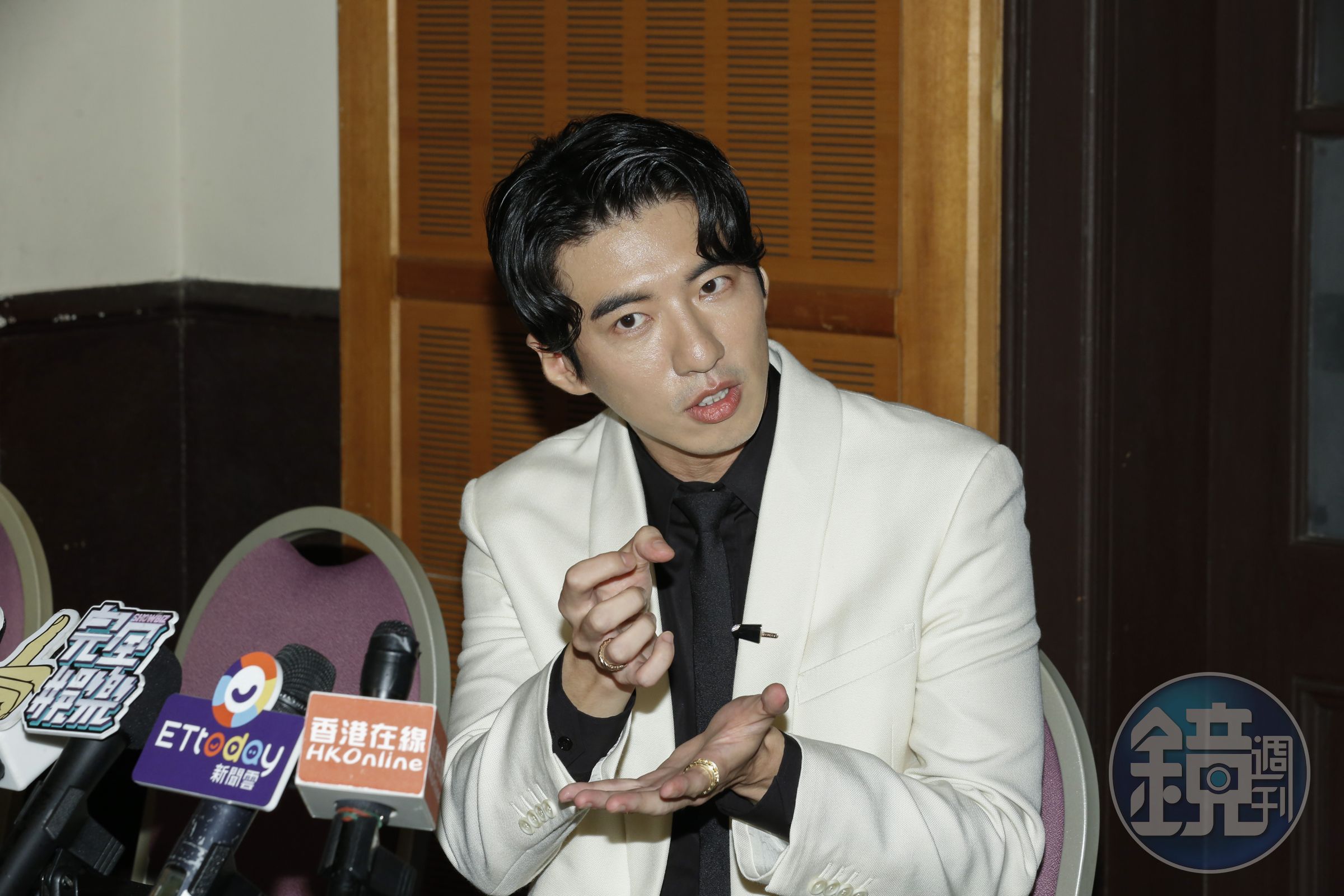 傅孟柏形容之前遛狗時,如何練習得獎感言,就是握著「空氣獎盃」。