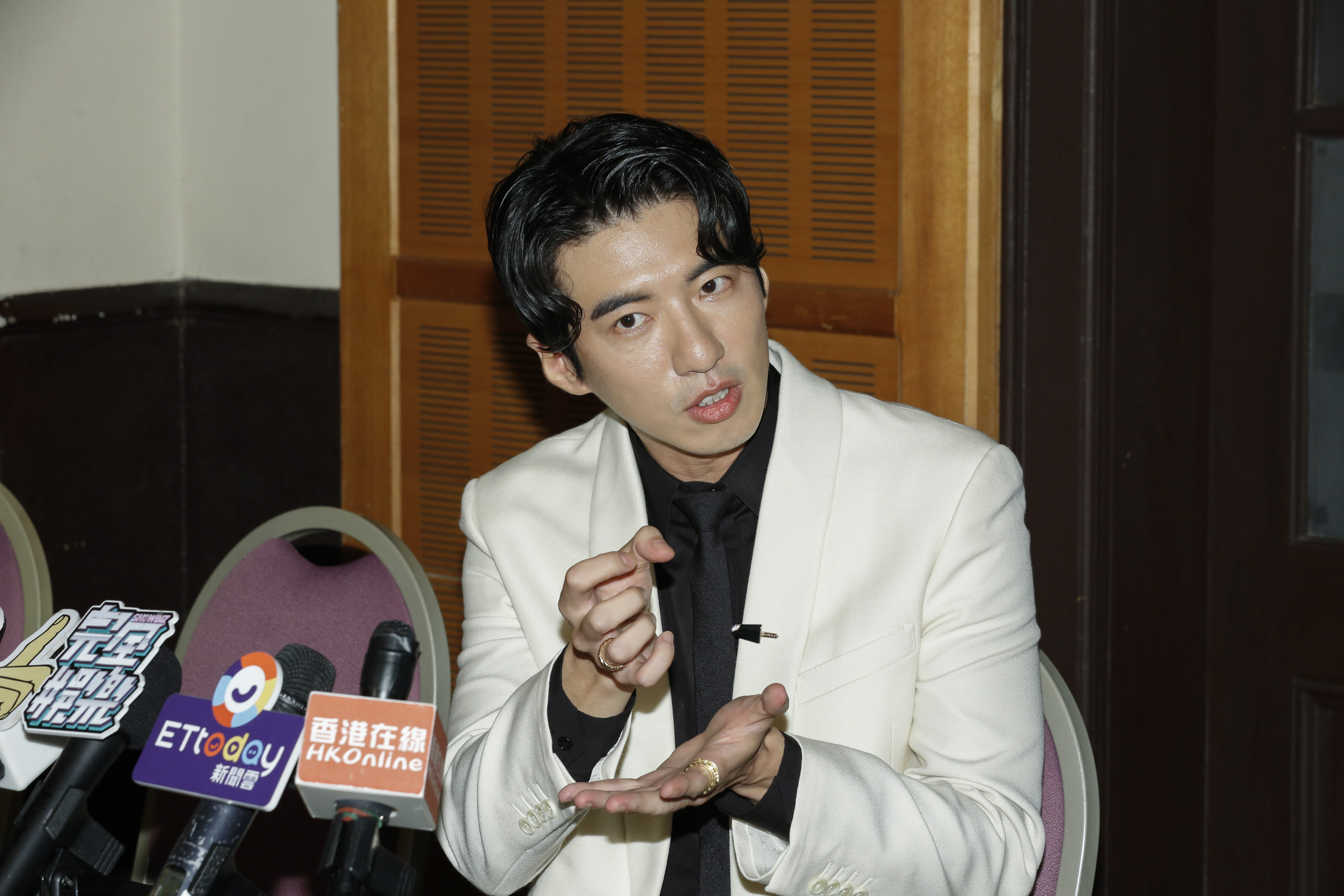 傅孟柏形容之前遛狗時,如何練習得獎感言,就是握著「空氣獎盃」。