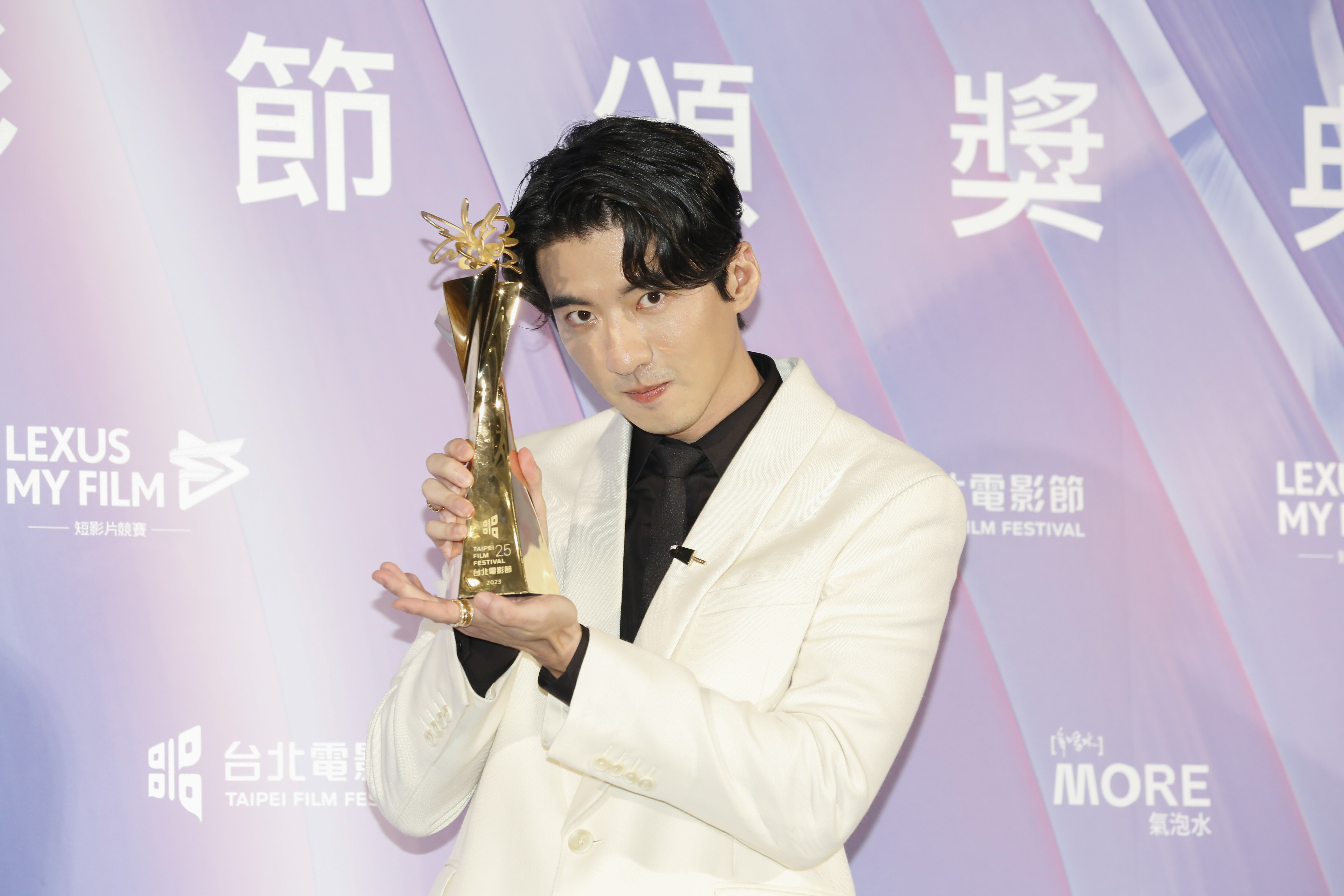 傅孟柏終於握到了最佳男配角的獎座。