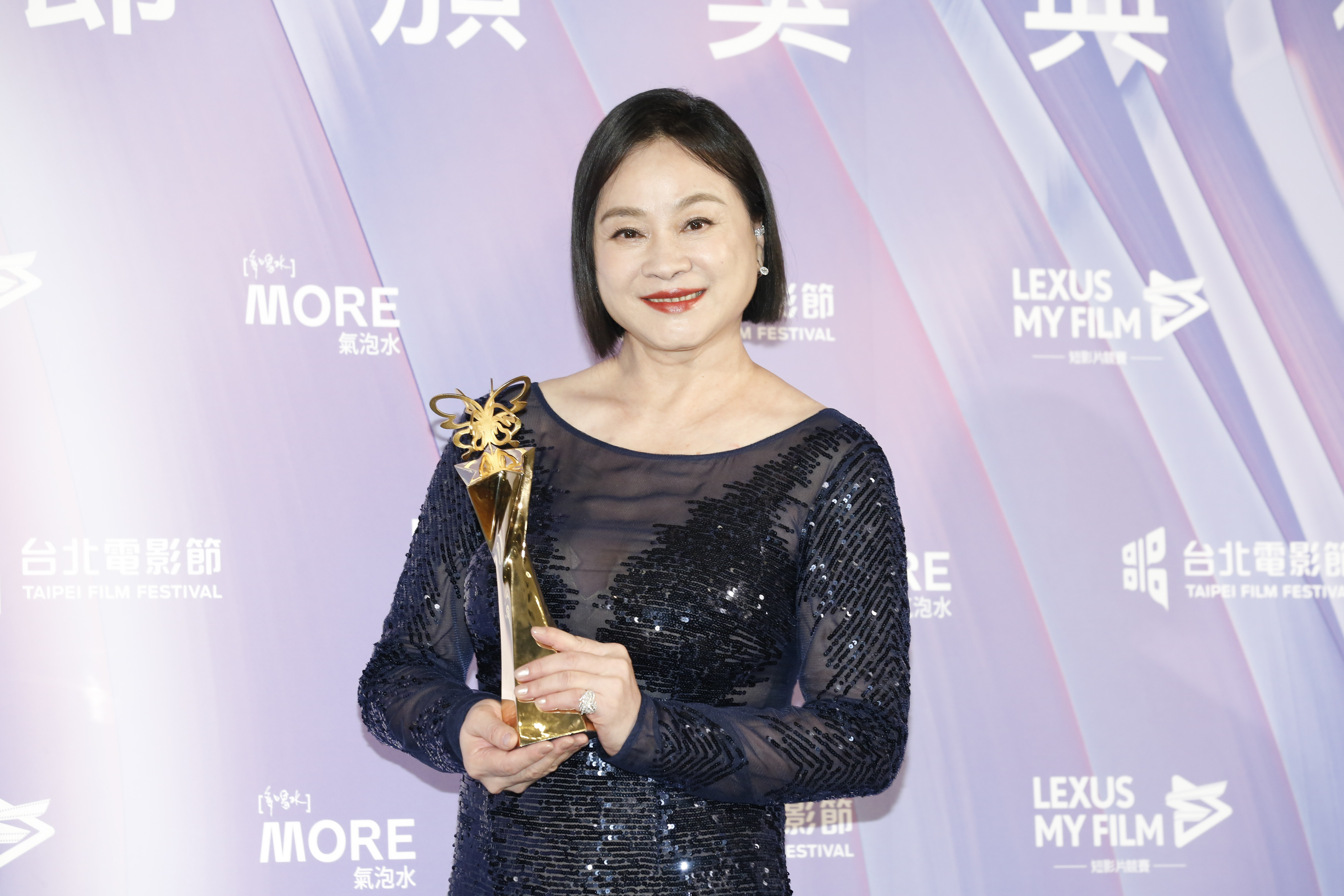 淡出影壇逾20年，陸小芬在《本日公休》裡精湛又自然的演技獲得青睞，擊敗對手奪下影后。