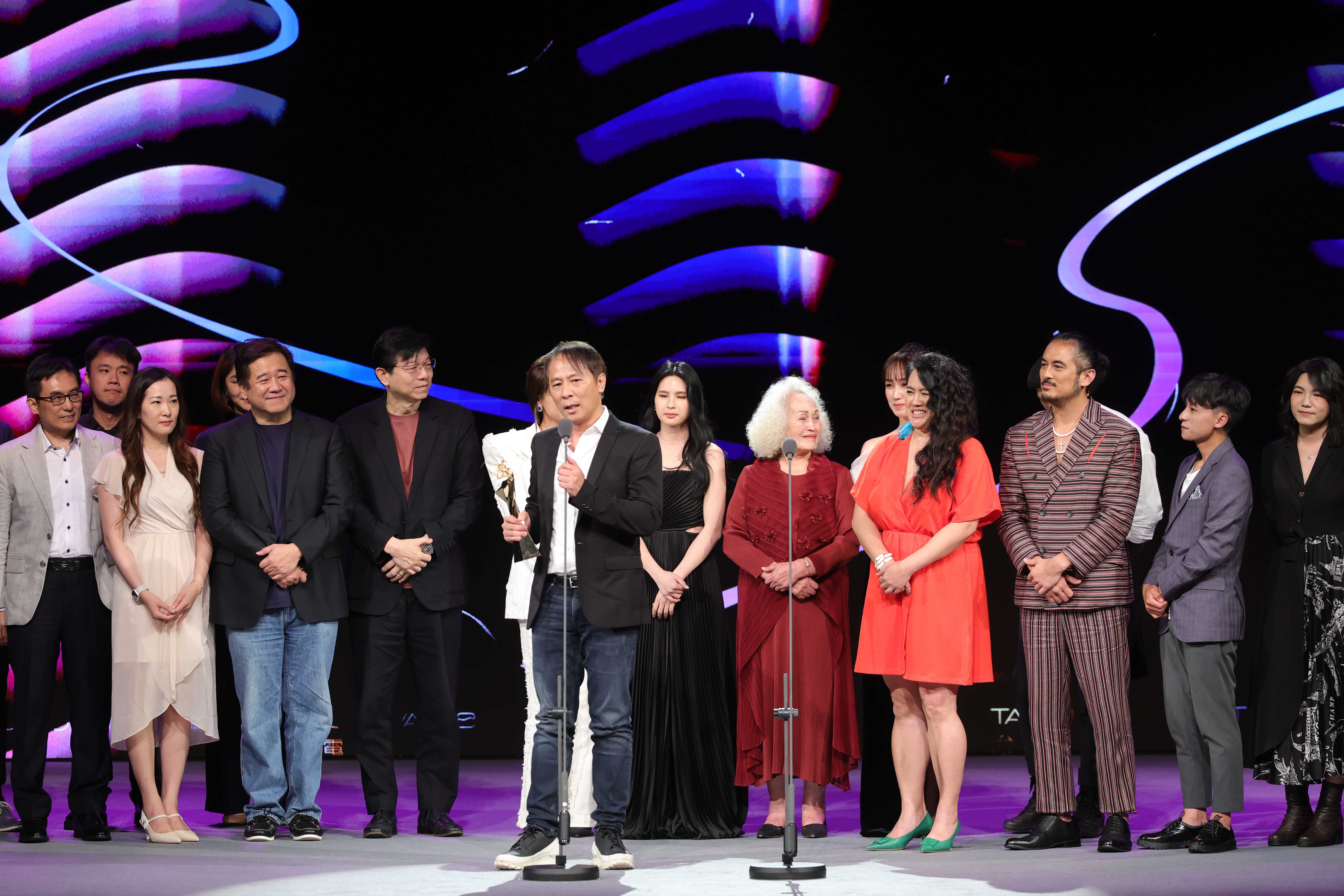 《哈勇家》拿下台北電影節最佳劇情長片，監製梁宏志、導演陳潔瑤及演員等人上台領獎。