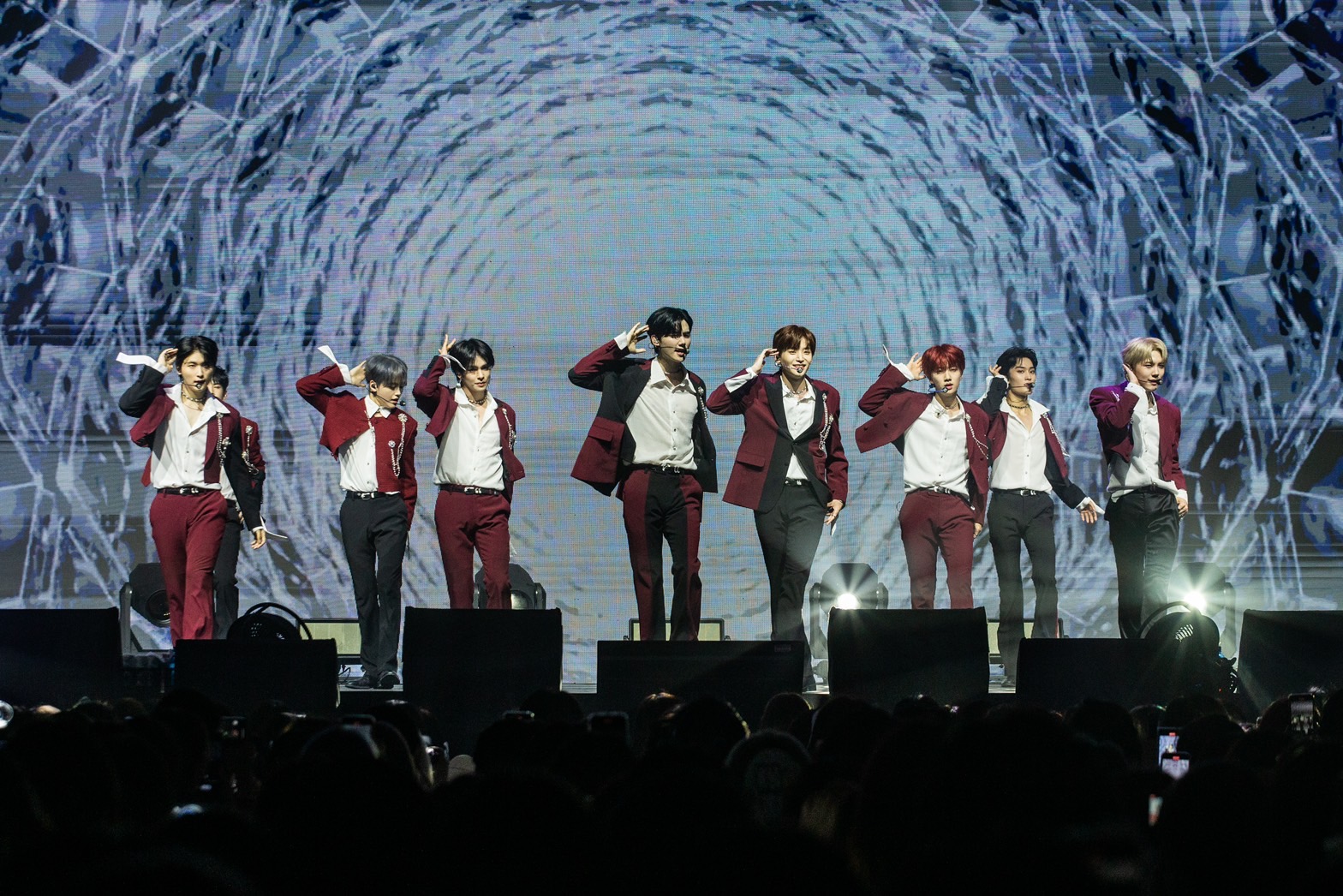 韓國男團CRAVITY週六在台大體育館開唱，熱力唱跳20首歌曲。（D-SHOW提供）