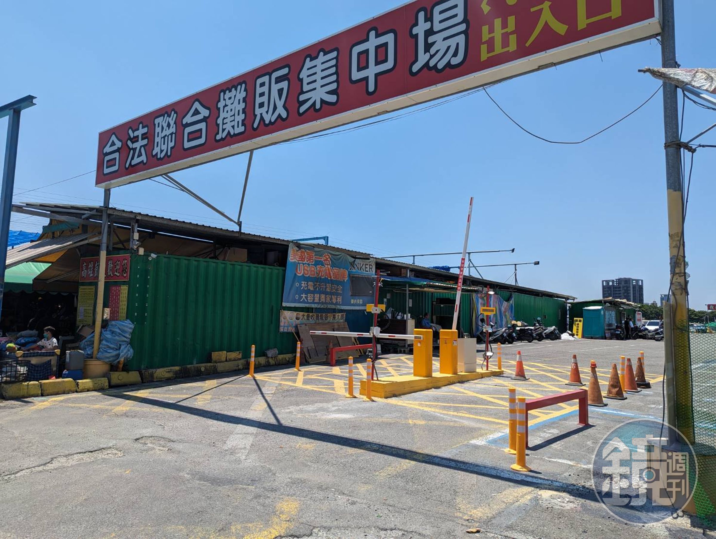 凱旋夜市攤商不滿遭斷電舉牌抗議。（讀者提供）