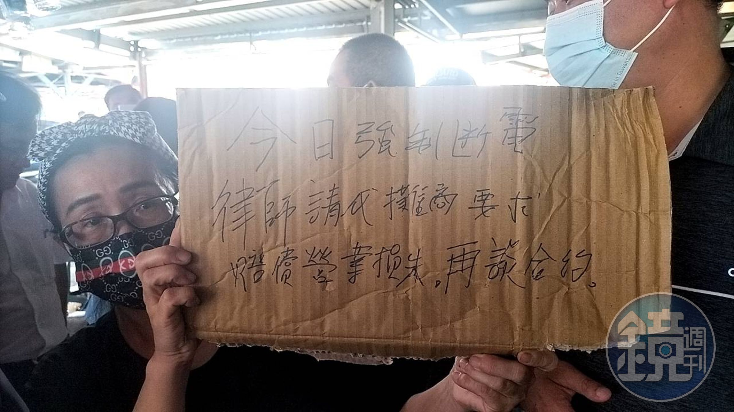一名女攤商因情緒激動，昏倒送醫。（讀者提供）