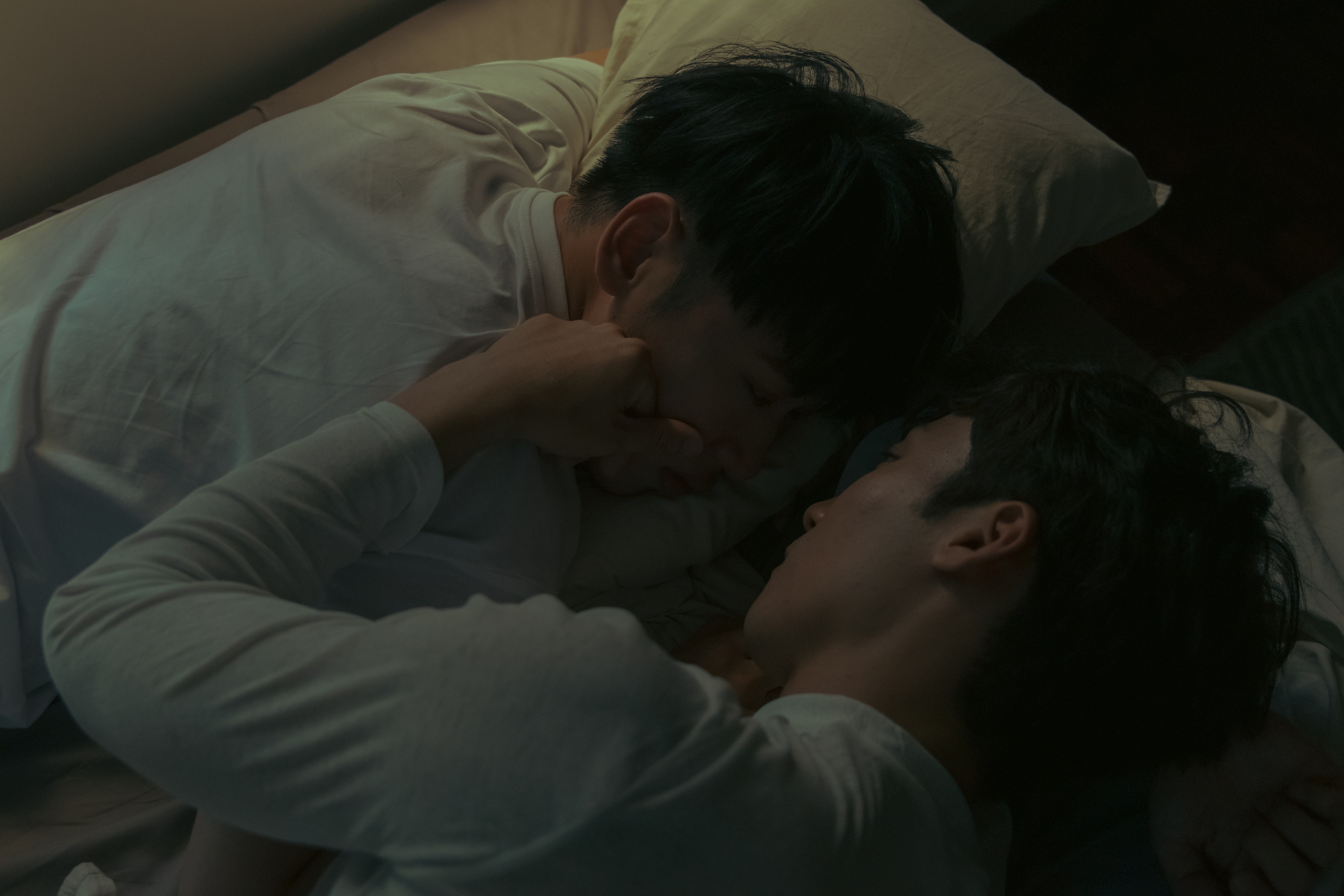 小賴新歌〈和淚做朋友〉MV請來卞慶華助陣。(日向創意提供)