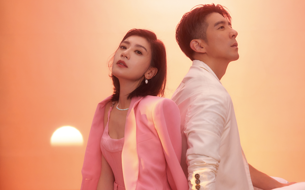 賈靜雯（左）、修杰楷（右）結婚8年了！是彼此的神隊友。（《ELLE》國際中文版提供）