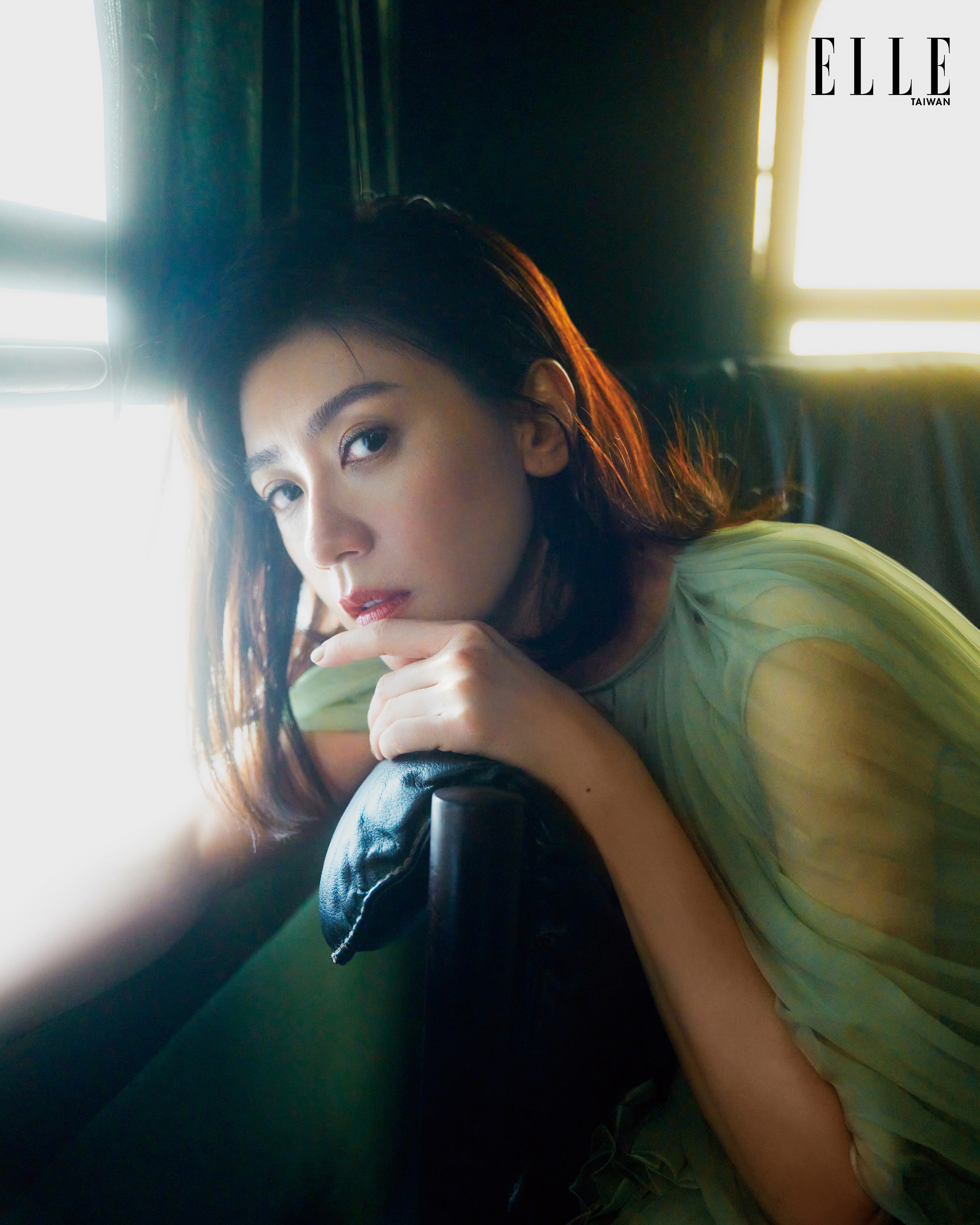 48歲的賈靜雯以本土劇《飛龍在天》走紅,2019年、2021年分別憑《我們與惡的距離》與《瀑布》勇奪金鐘獎、金馬獎最佳女主角獎。(《ELLE》國際中文版提供)