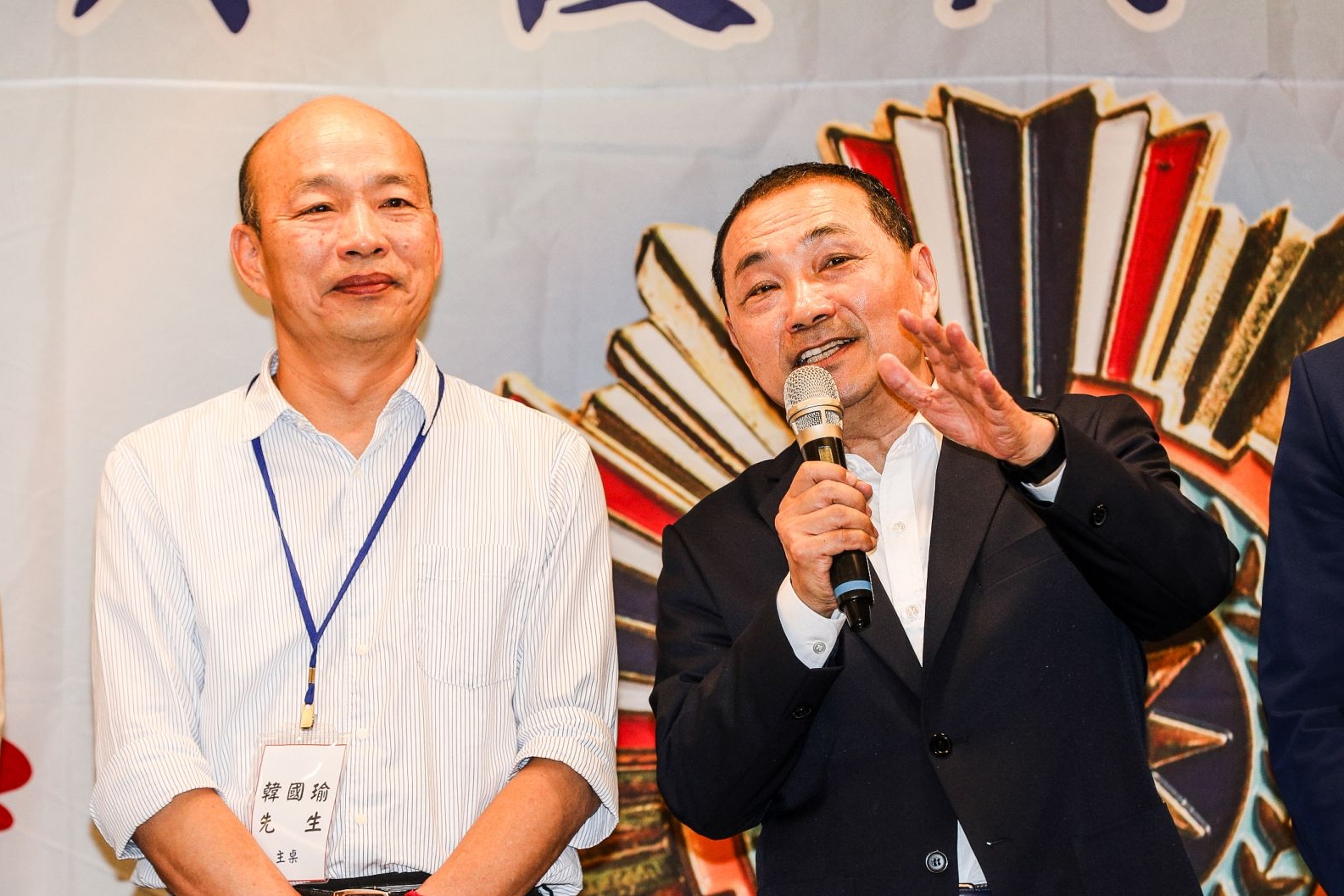 韓國瑜（左）辦公室昨釋出消息，宣布韓將會親自出席全代會，被視為凝聚黨內團結士氣的舉動。（本刊資料照）