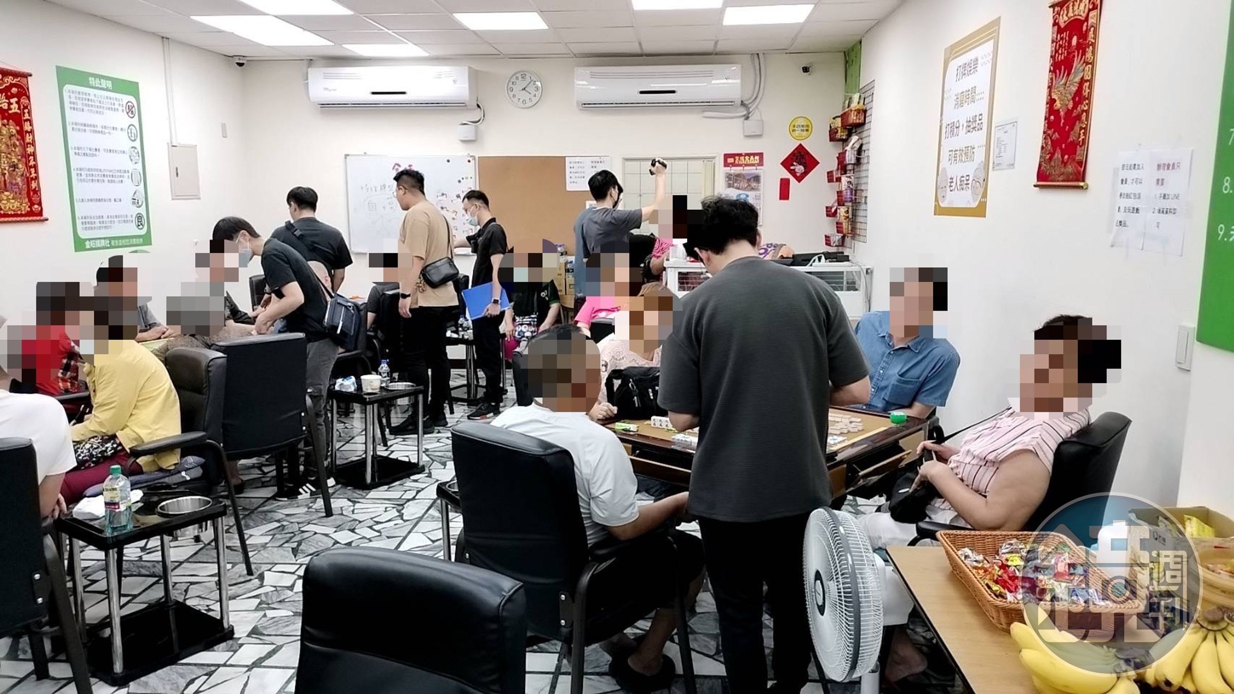 棋牌社以一將400元向賭客收場地費，提供籌碼1比1兌換。（翻攝畫面）