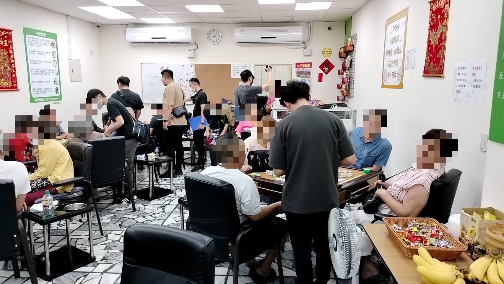 棋牌社以一將400元向賭客收場地費，提供籌碼1比1兌換。（翻攝畫面）