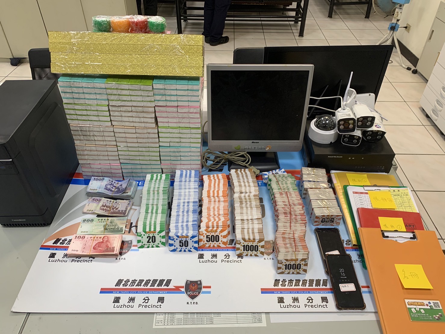 警方查扣的賭資、賭具。（翻攝畫面）