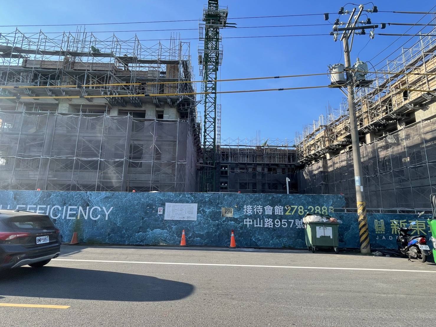 台南市政府針對營建工地經查獲孳生源將裁罰並公布建案，仁德區「新東琚」成為首家被公布的建案。（台南市環保局提供）