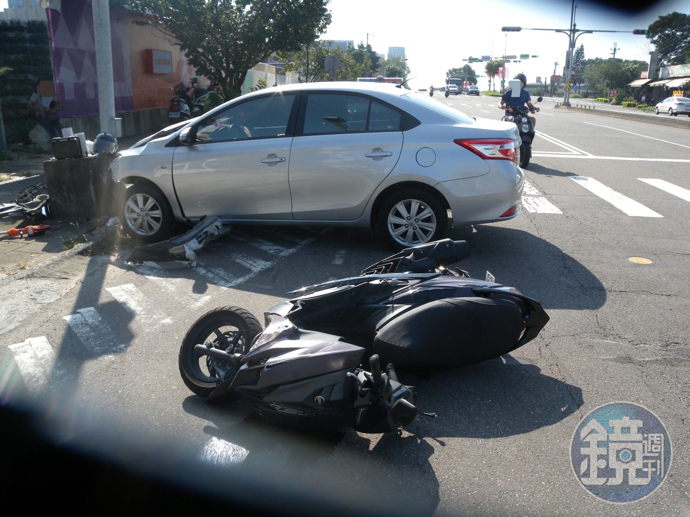 46歲孫姓女子開車時闖紅燈,造成連環車禍。(翻攝畫面)