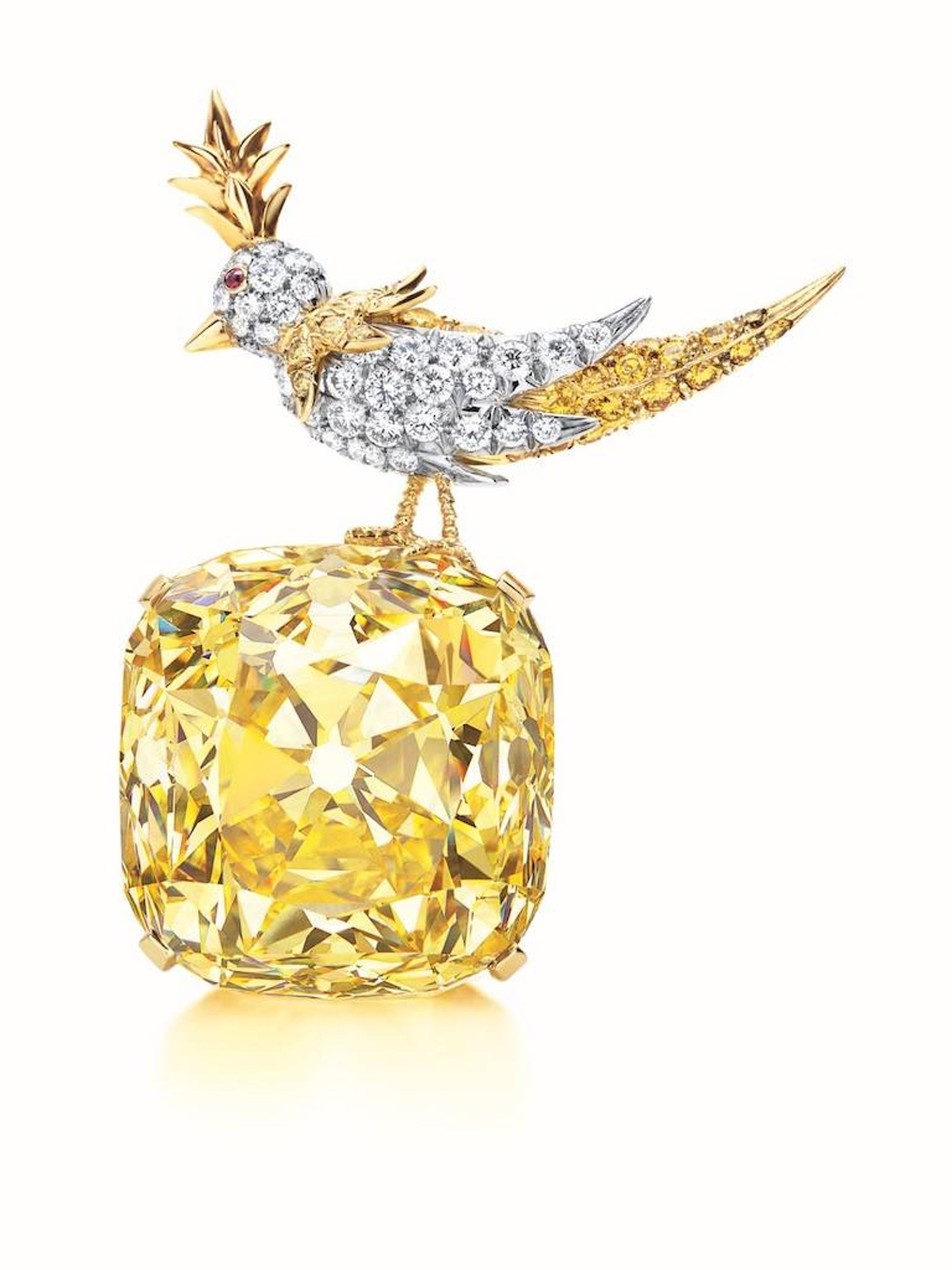 珠寶大師Jean Schlumberger（尚史隆伯傑） 於1965年為TIFFANY & CO.設計的「石上鳥」經典胸針，鑽石小鳥站在重達128.54克拉的傳奇「Tiffany黃鑽」之上。