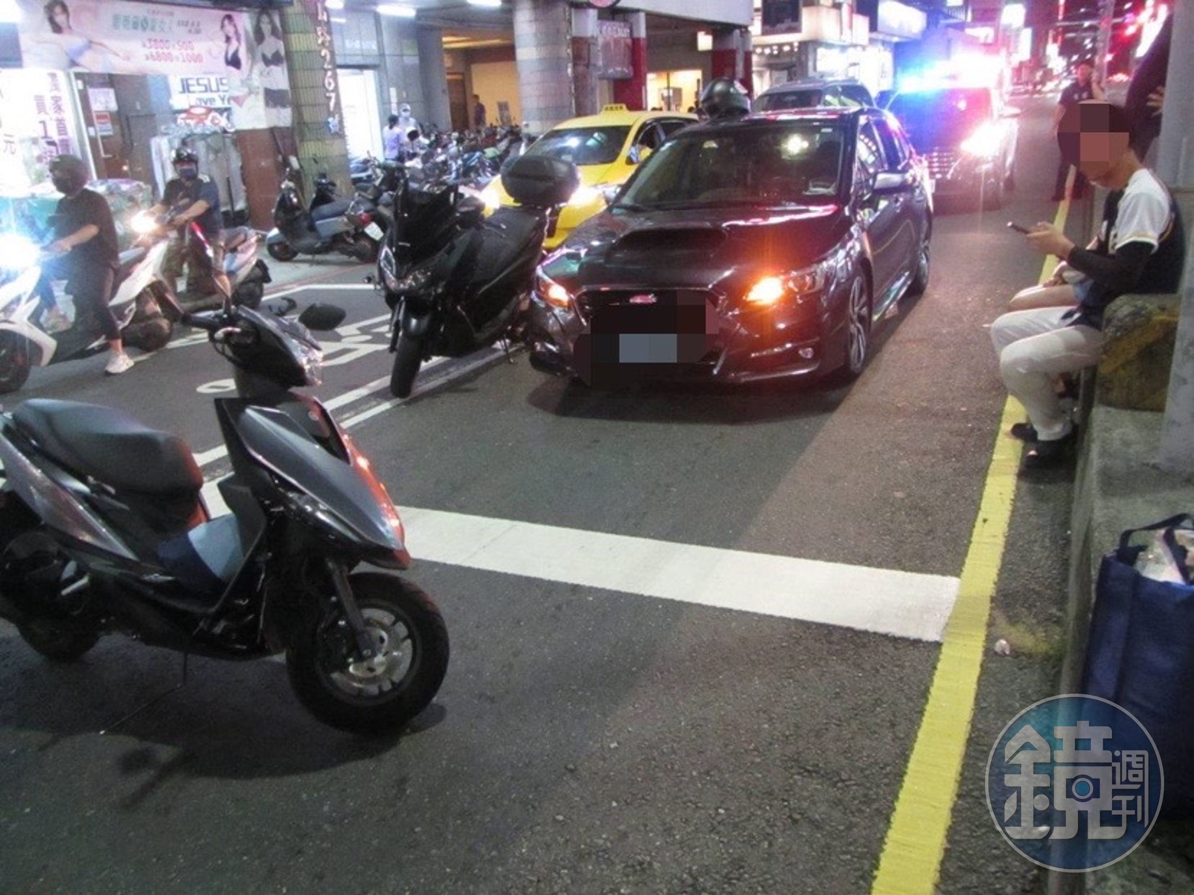 高雄發生行人在紅燈違規闖斑馬線，害兩車發生追撞事故。（翻攝畫面）