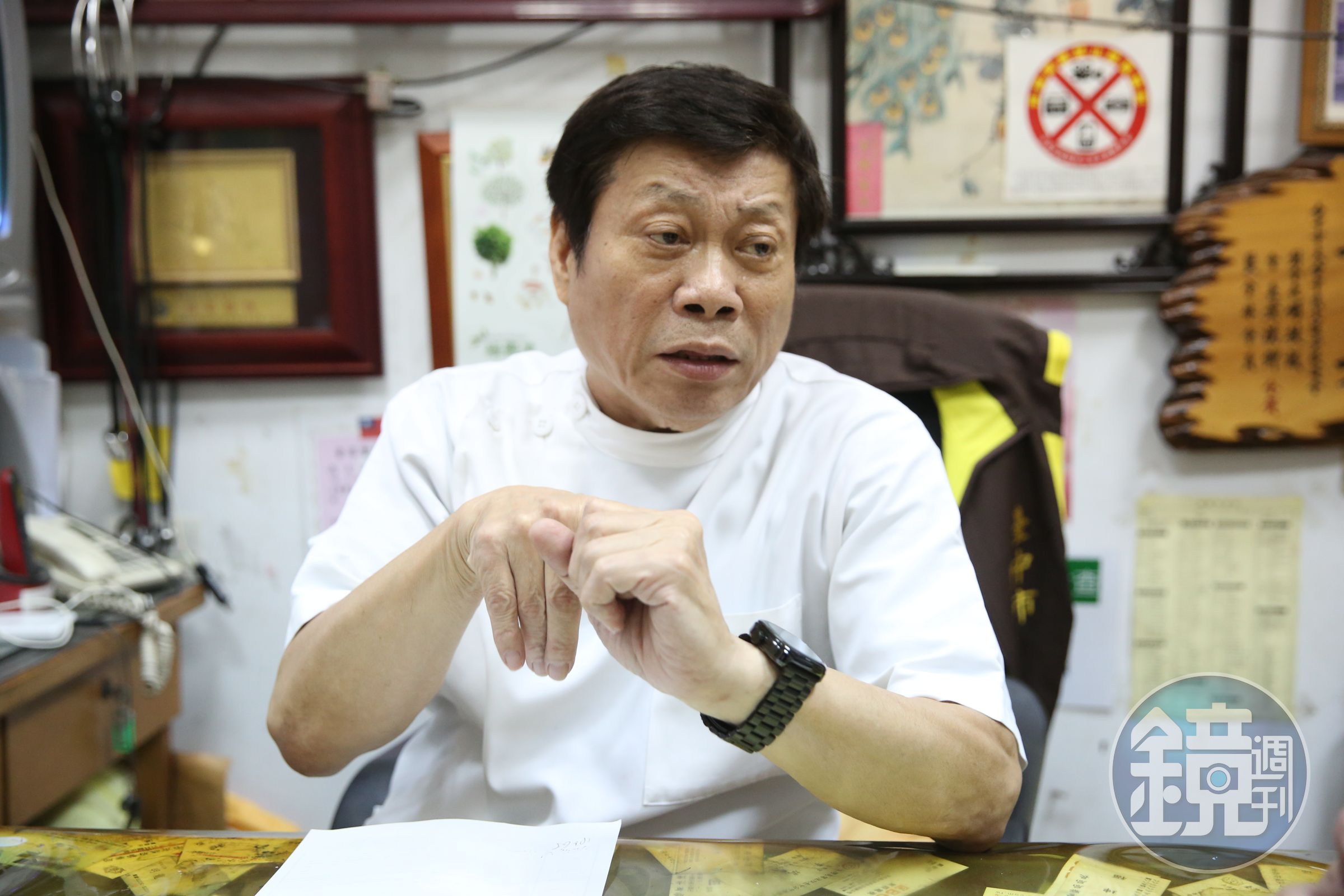 賴母住處掛置在門外的巡邏袋不見,高大成得知痛批:「誰那麼無聊」。(本刊資料照)