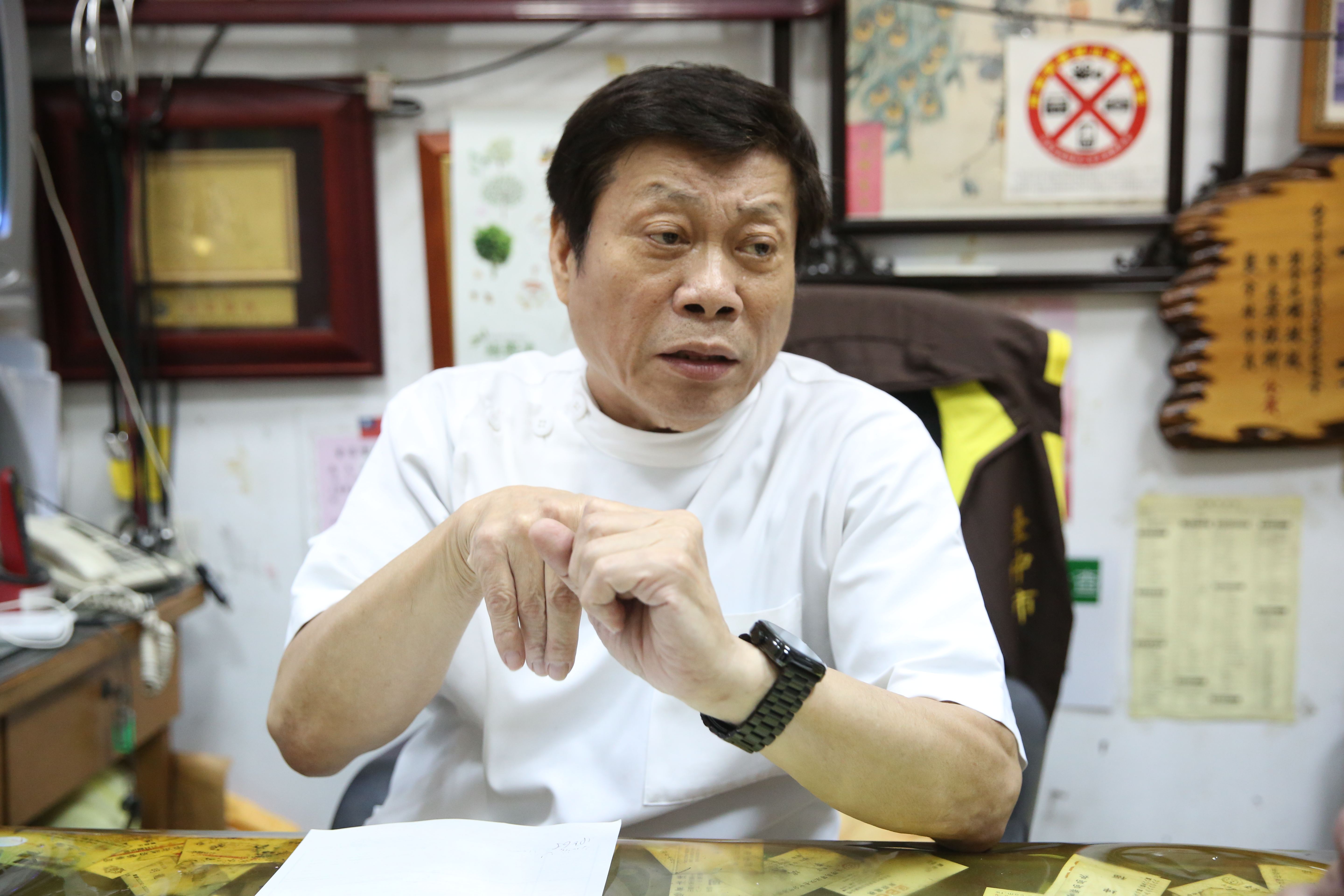 賴母住處掛置在門外的巡邏袋不見，高大成得知痛批：「誰那麼無聊」。（本刊資料照）