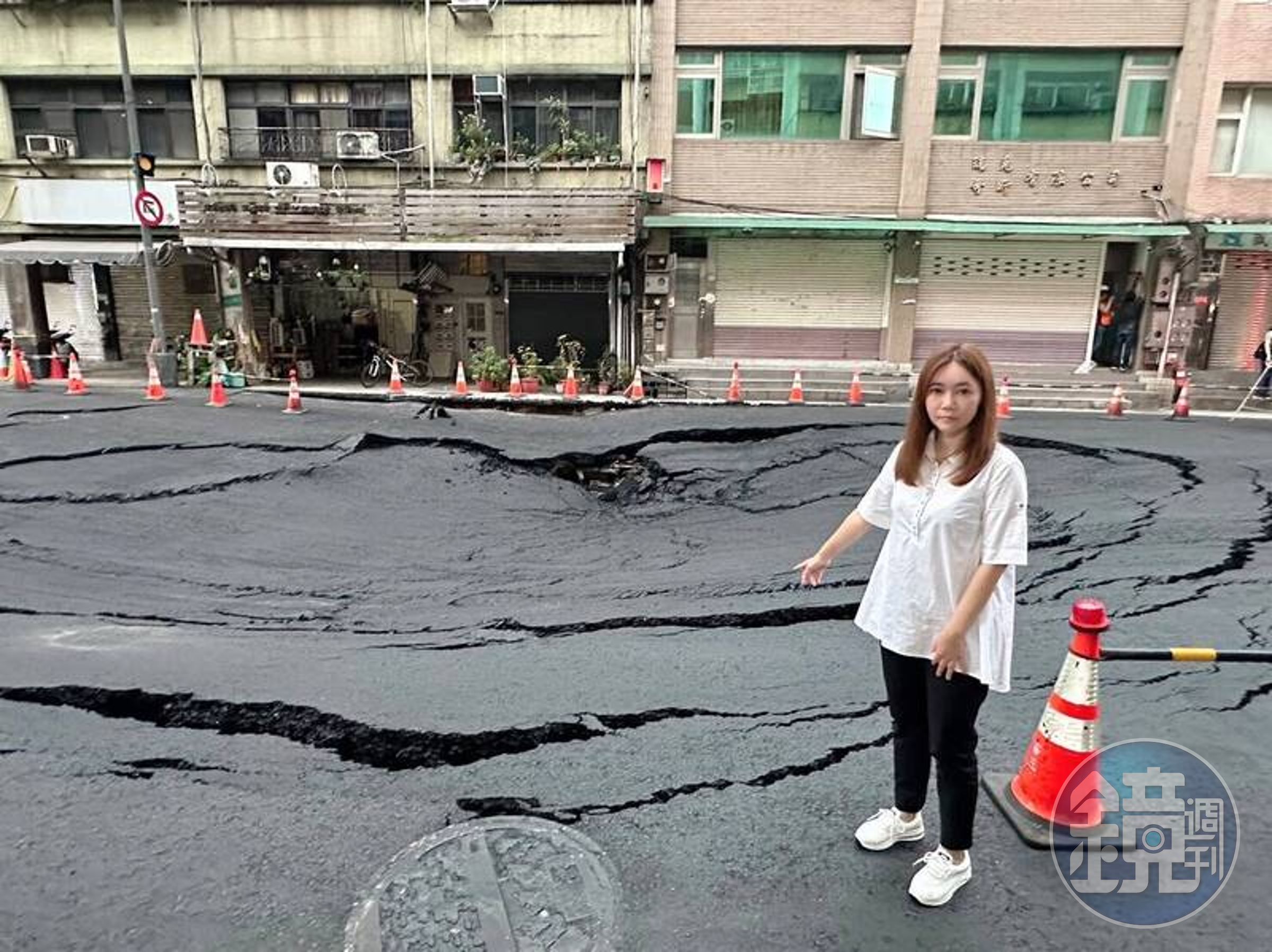 南京西路311號前的柏油路面今凌晨又發生坍陷的狀況，目前該路段已雙向封閉，進行搶修。（台北市議員陳怡君提供）