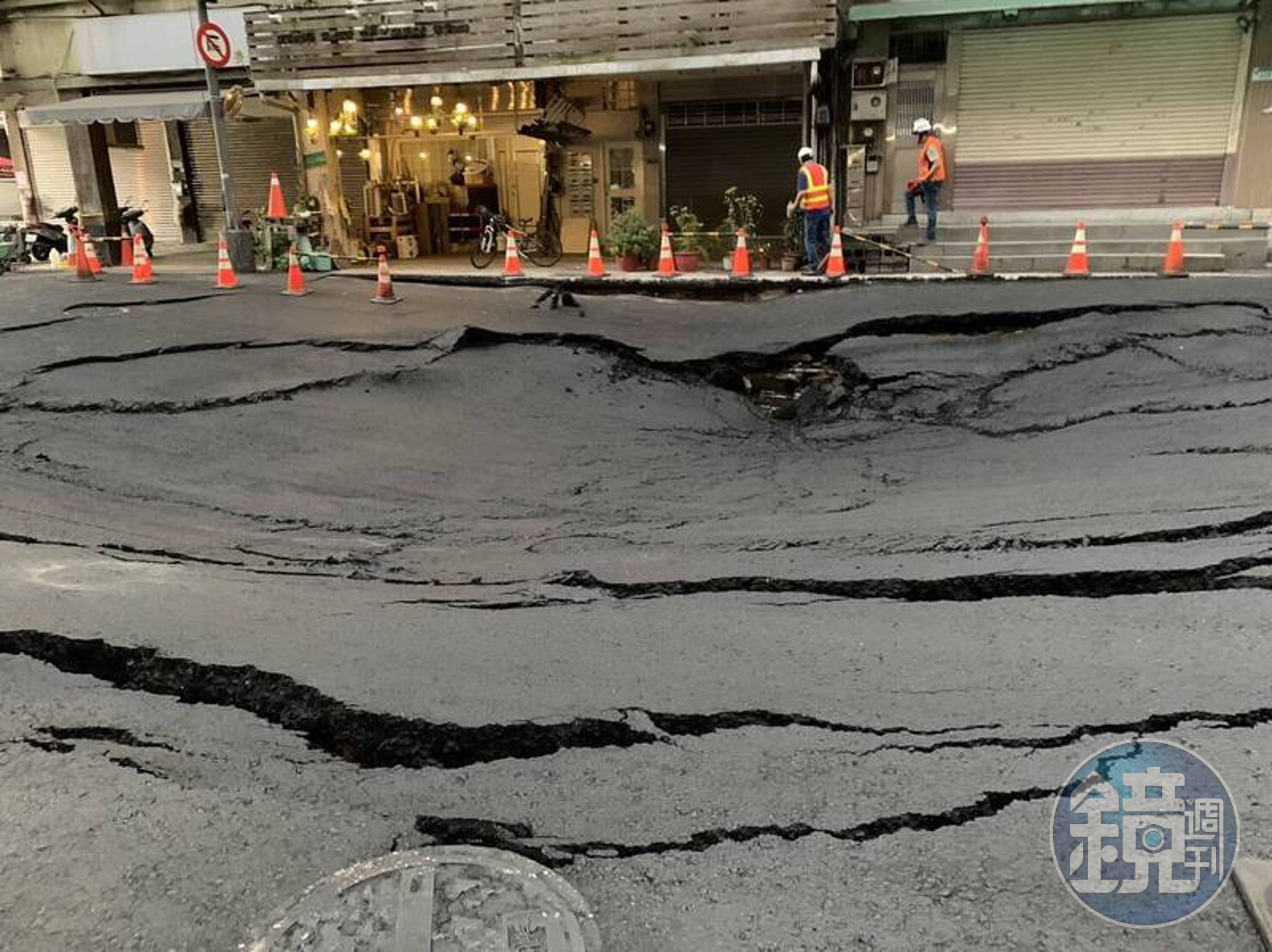南京西路311號前的柏油路面今凌晨又發生坍陷的狀況，市府今緊急封閉雙向車道搶修。（台北市議員陳怡君提供）