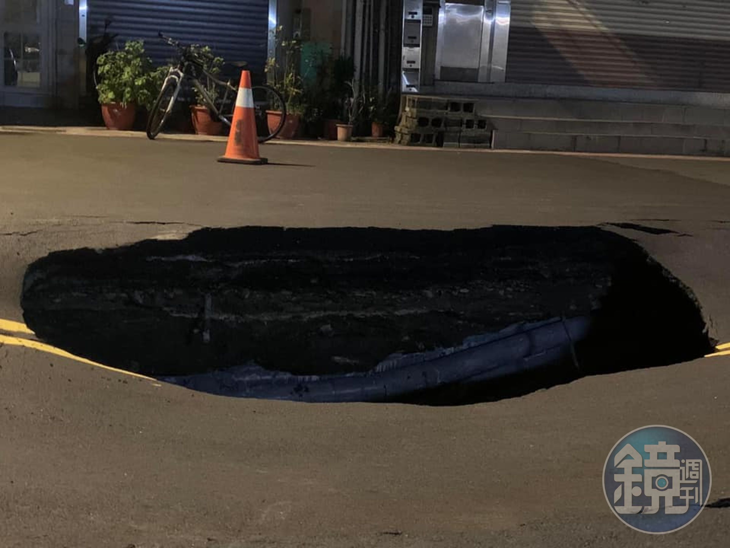 前日南京西路311號就發生天坑，經緊急灌漿搶修後，昨已恢復通車，沒想到今天凌晨又再度坍陷。（台北市議員陳怡君提供）