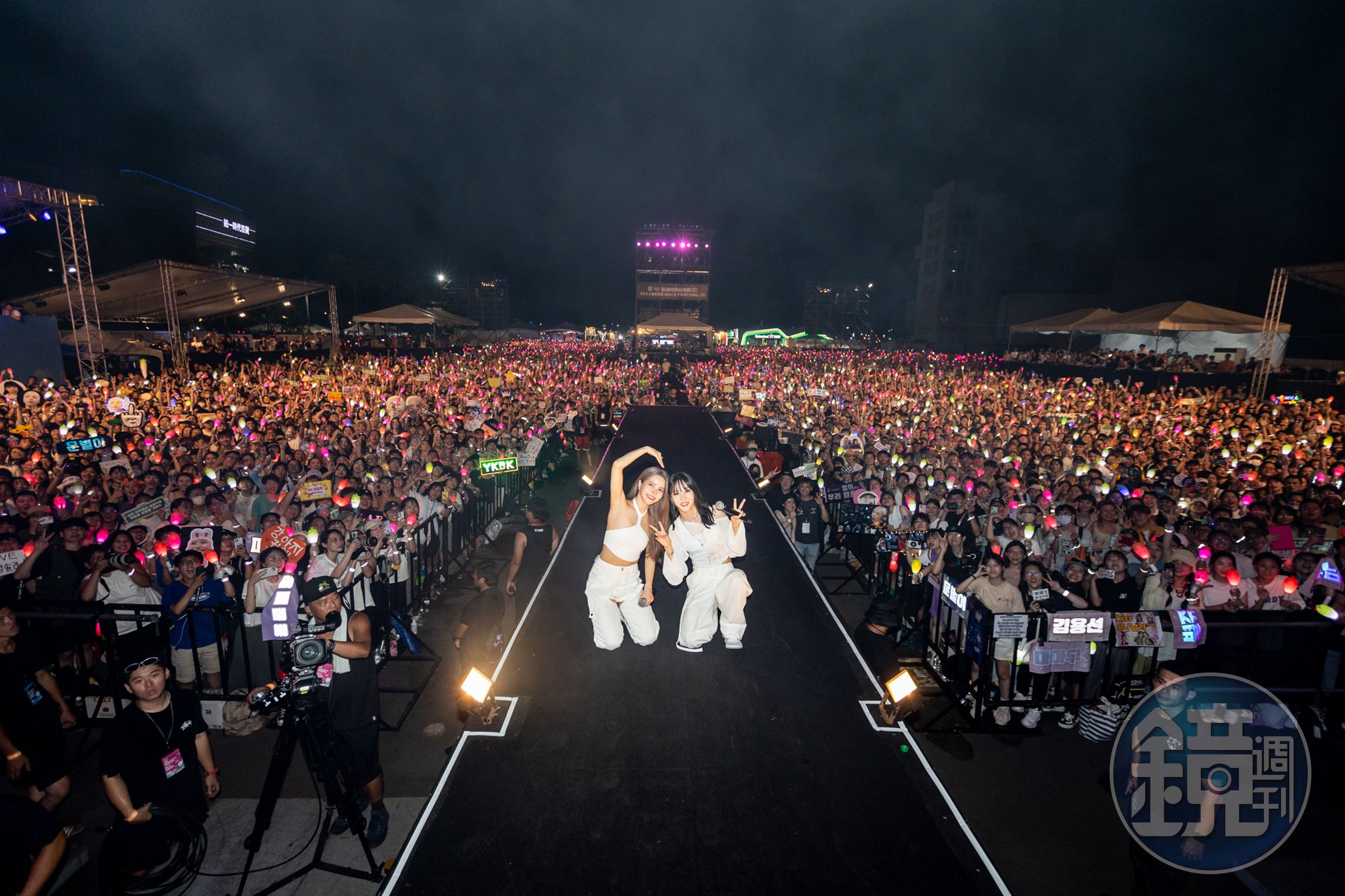 MAMAMOO+在高雄登場,忠實粉絲以手燈應援。(寬寬整合行銷提供)