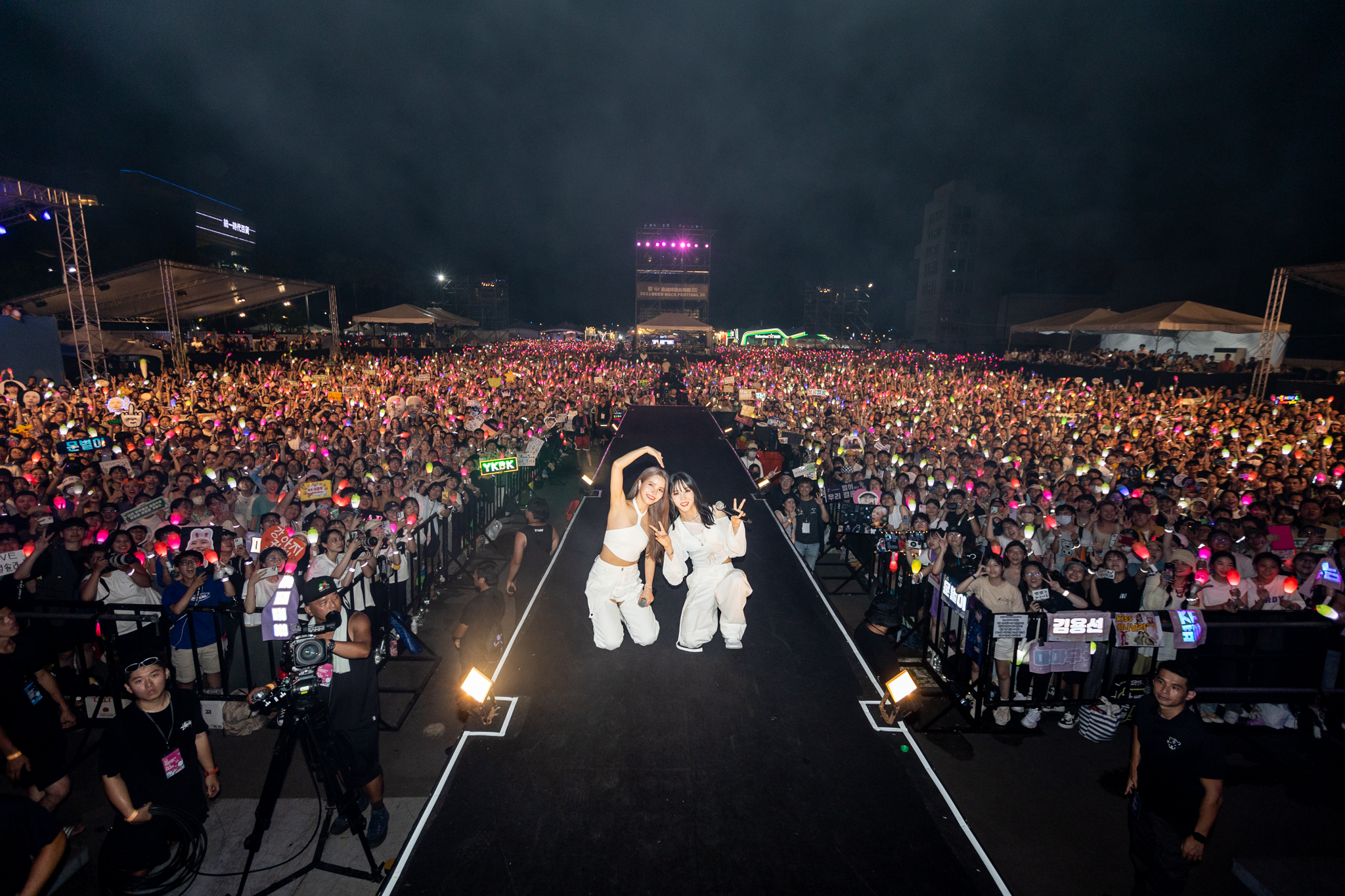 MAMAMOO+在高雄登場，忠實粉絲以手燈應援。（寬寬整合行銷提供）