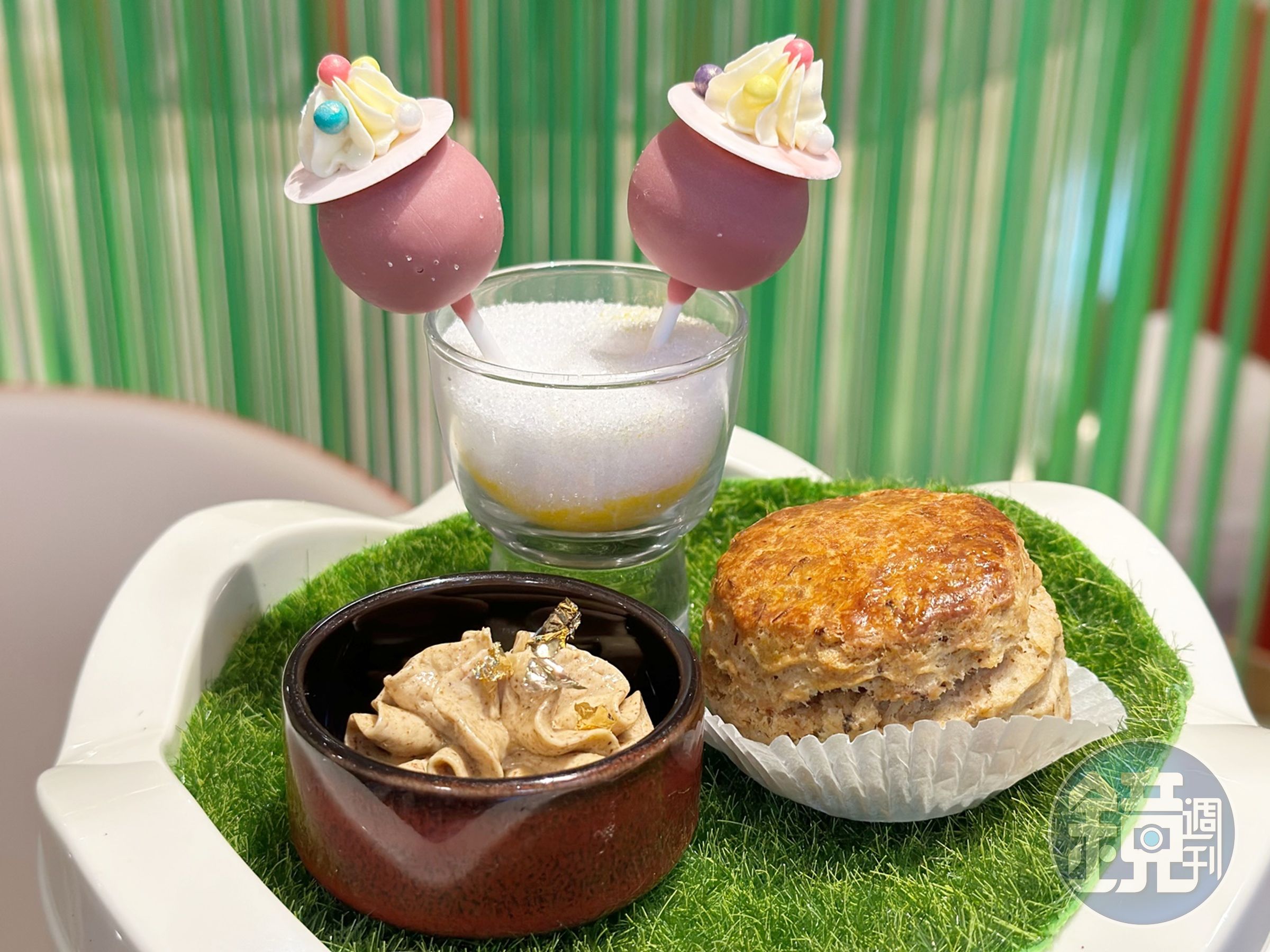 以胭脂莓果茶製成的「玫瑰覆盆莓棒棒糖」（後）與以琥珀焦糖博士茶製作的「茶香司康」（前）。