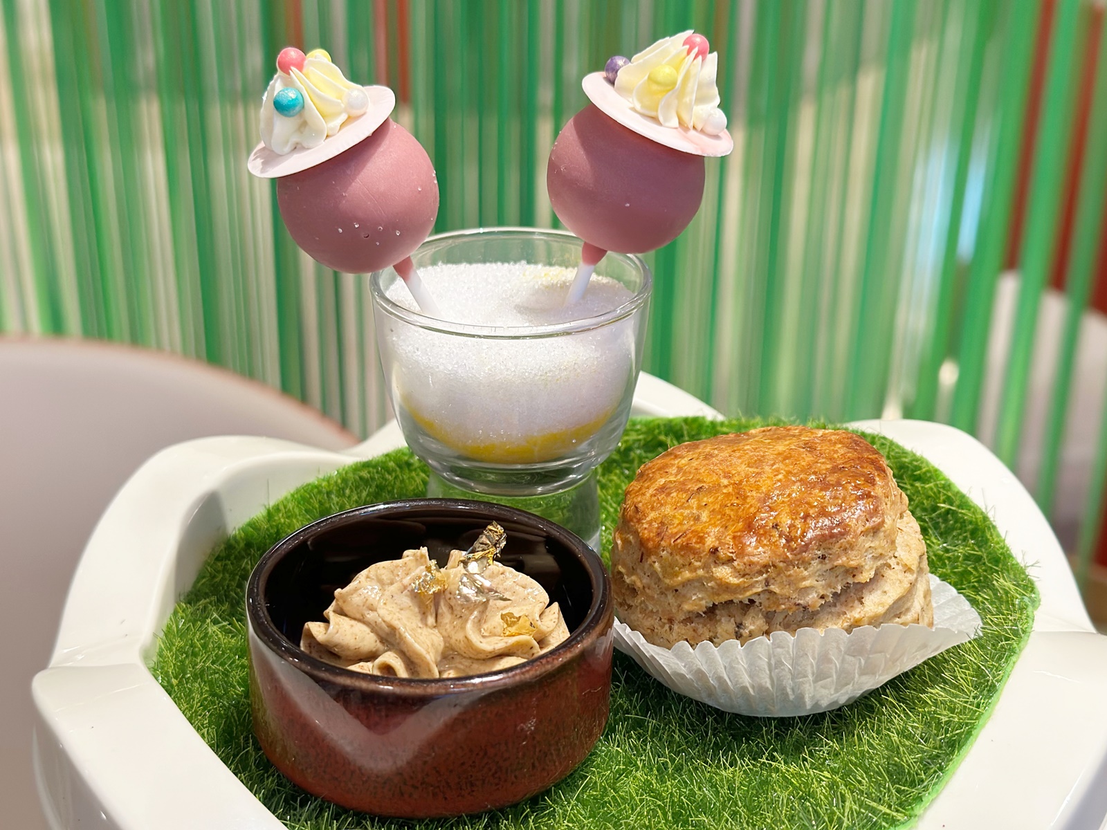 以胭脂莓果茶製成的「玫瑰覆盆莓棒棒糖」（後）與以琥珀焦糖博士茶製作的「茶香司康」（前）。