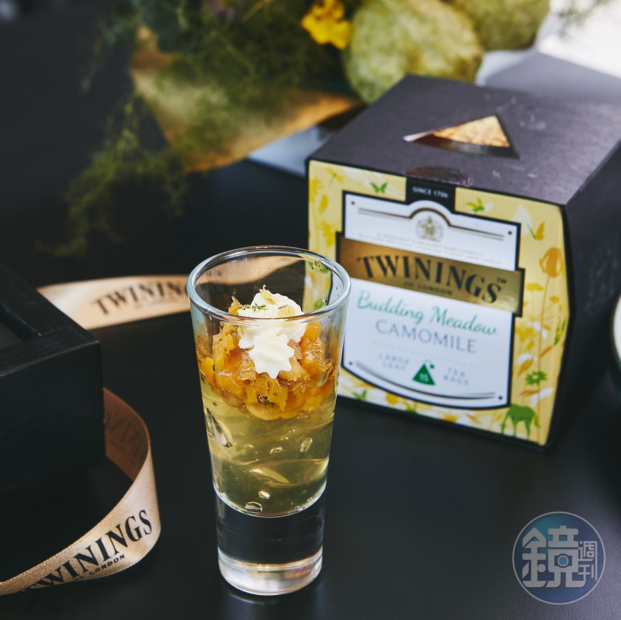 「洋甘菊杏桃愛玉凍」以晨光草原甘菊花茶融合馬鞭草的茶湯打造清爽愛玉凍。