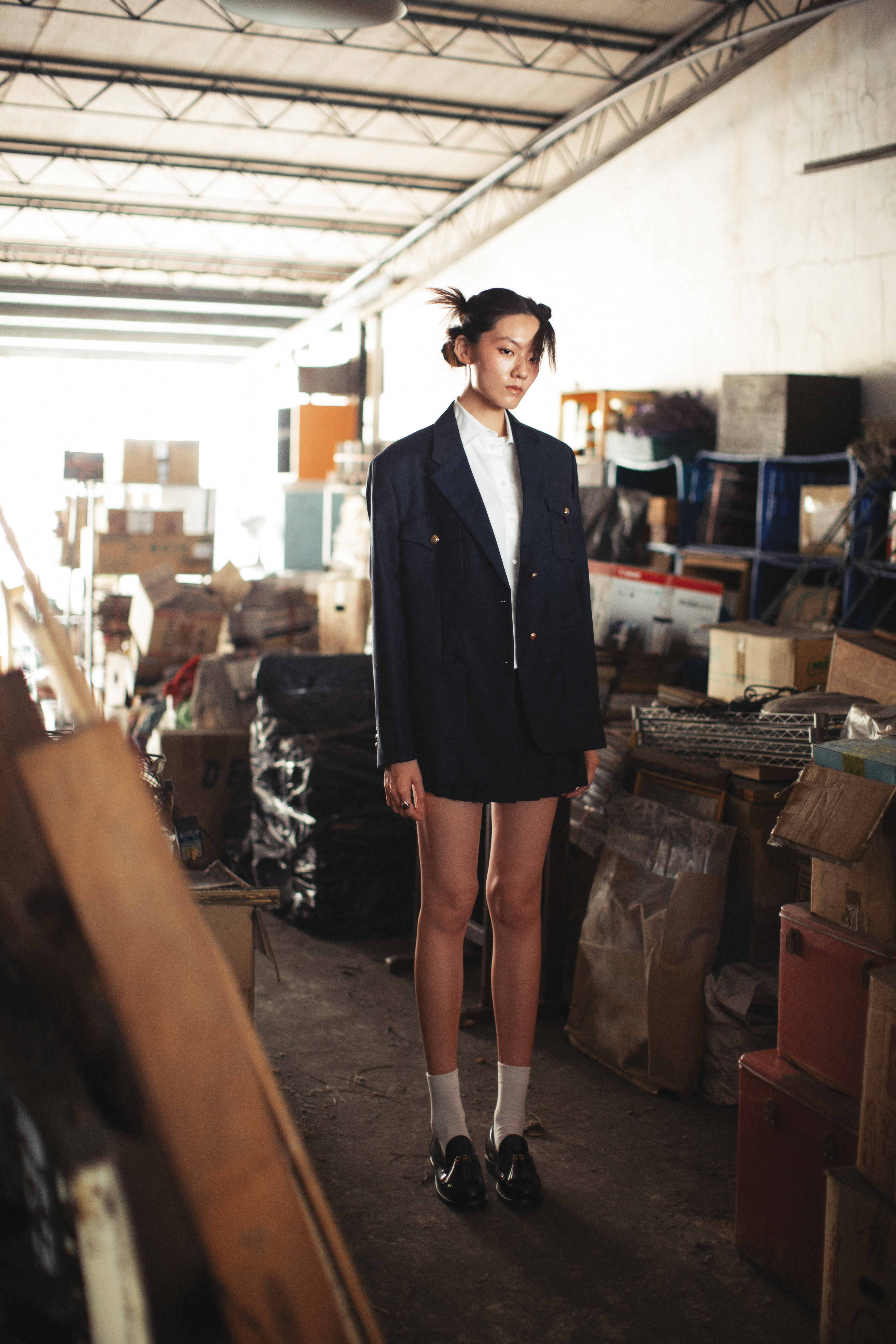 深藍羊毛西裝外套 NT$145,000 by MIU MIU；白色短袖襯衫 NT$42,000 by DIOR；深藍羊毛 百褶短裙 NT$62,000 by MIU MIU；流蘇樂福鞋 NT$38,000 by DIOR；縞瑪瑙戒指 NT$21,500 by CELINE BY HEDI SLIMANE。