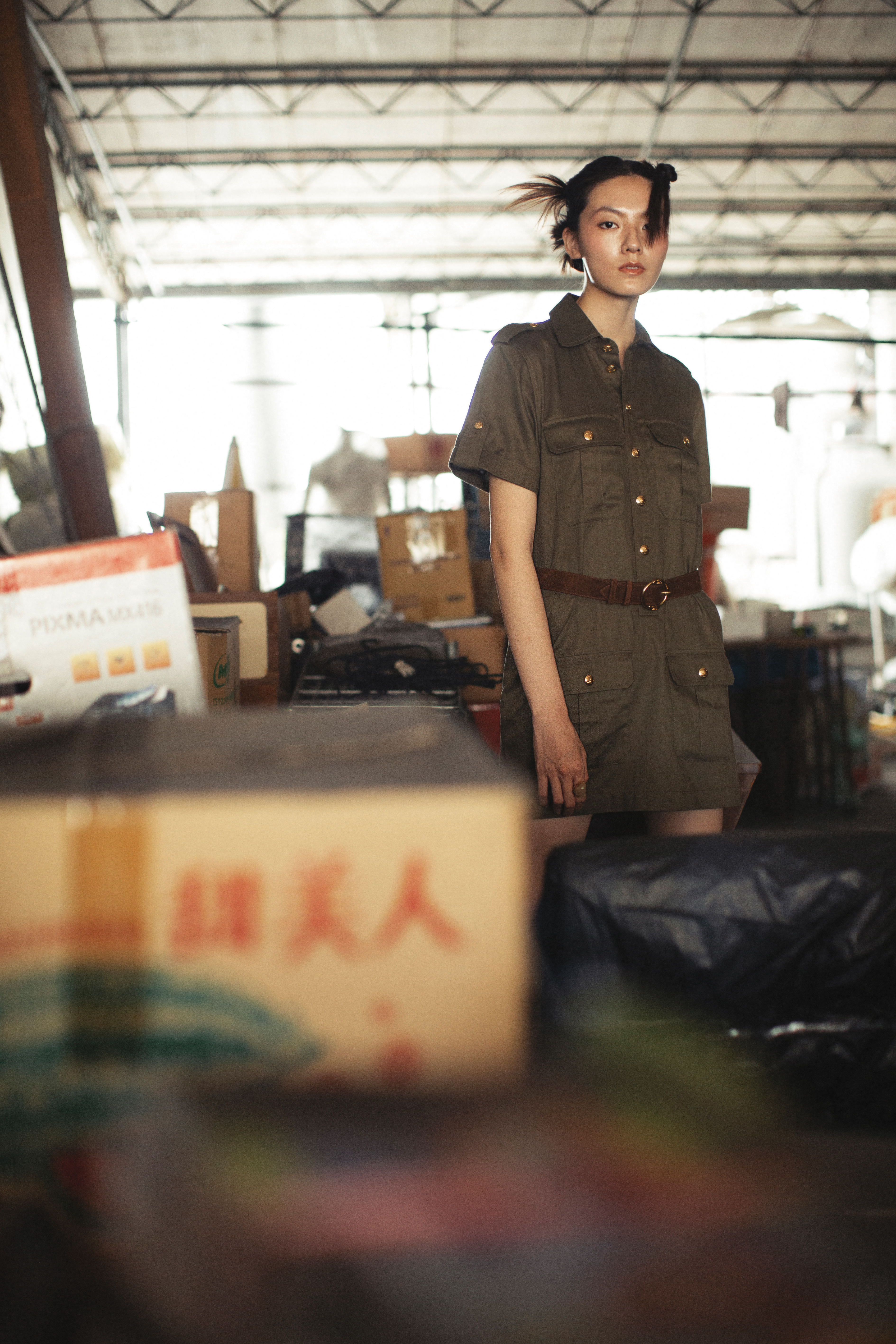 斜紋布工裝短洋裝 價格店洽 by CELINE BY HEDI SLIMANE；TWIN TRIOMPHE腰帶 NT$21,500 by CELINE BY HEDI SLIMANE；髮晶戒指 NT$26,000 by CELINE BY HEDI SLIMANE。