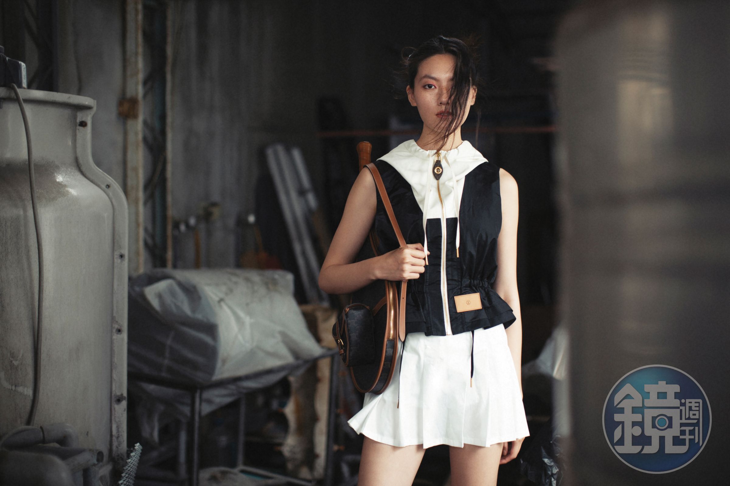 拼色拉鍊背心 NT$125,000 by LOUIS VUITTON；白色短裙 NT$5,680 by Lacoste；TRIOMPHE帆布及小牛皮網球套組；NT$130,000 by CELINE BY HEDI SLIMANE。