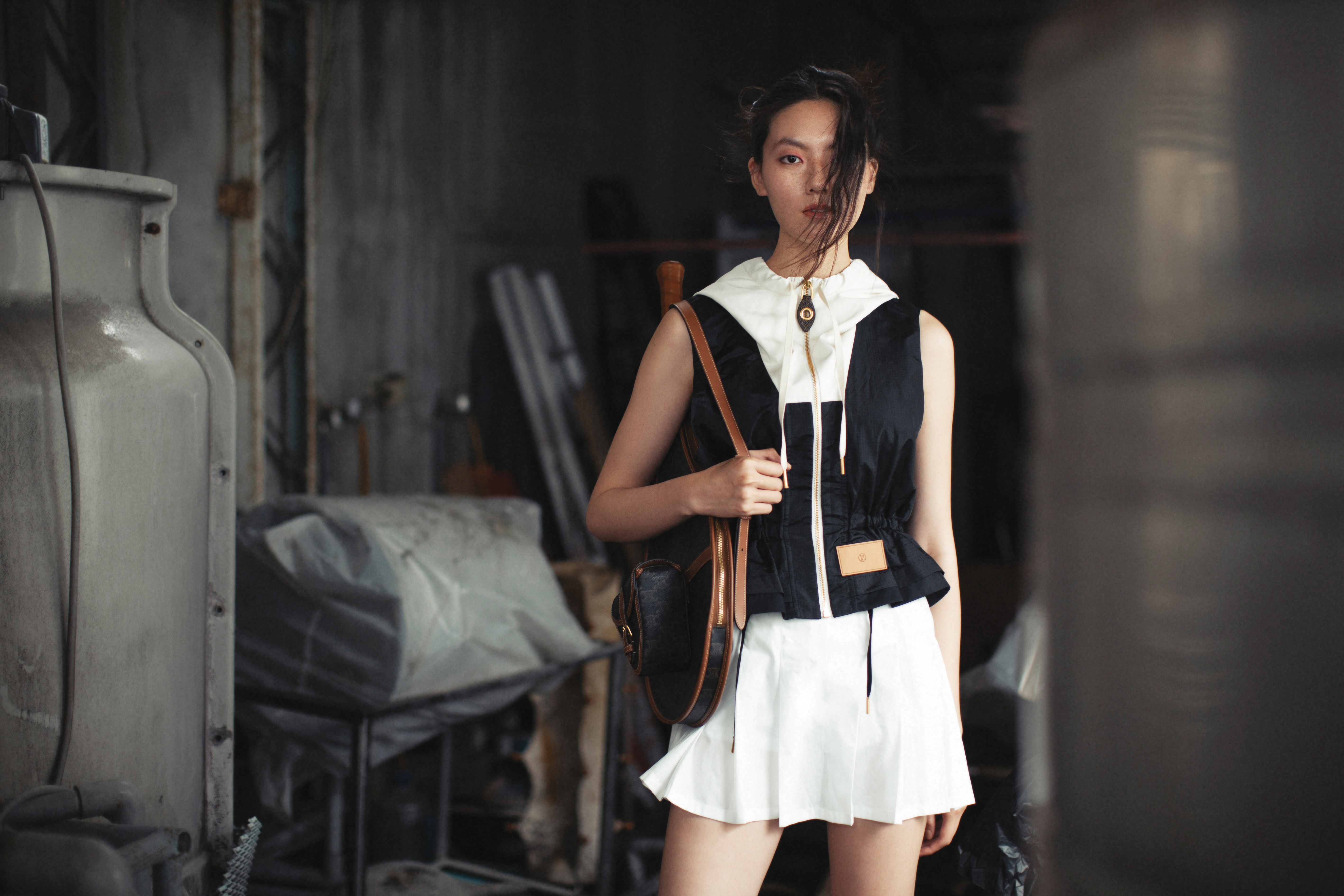 拼色拉鍊背心 NT$125,000 by LOUIS VUITTON；白色短裙 NT$5,680 by Lacoste；TRIOMPHE帆布及小牛皮網球套組；NT$130,000 by CELINE BY HEDI SLIMANE。