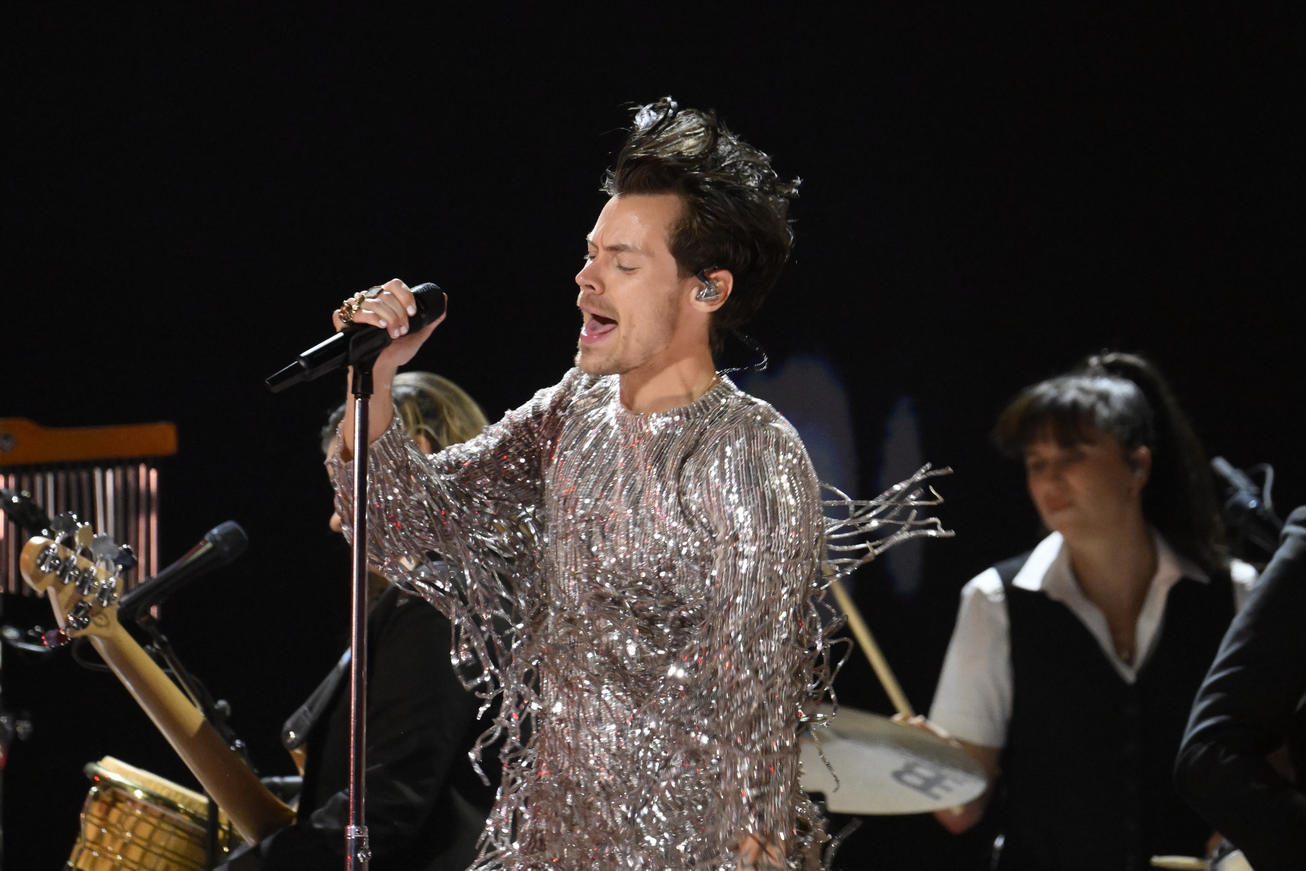 又有歌手演唱會被襲　哈利史泰爾斯2度被歌迷丟出物品打到