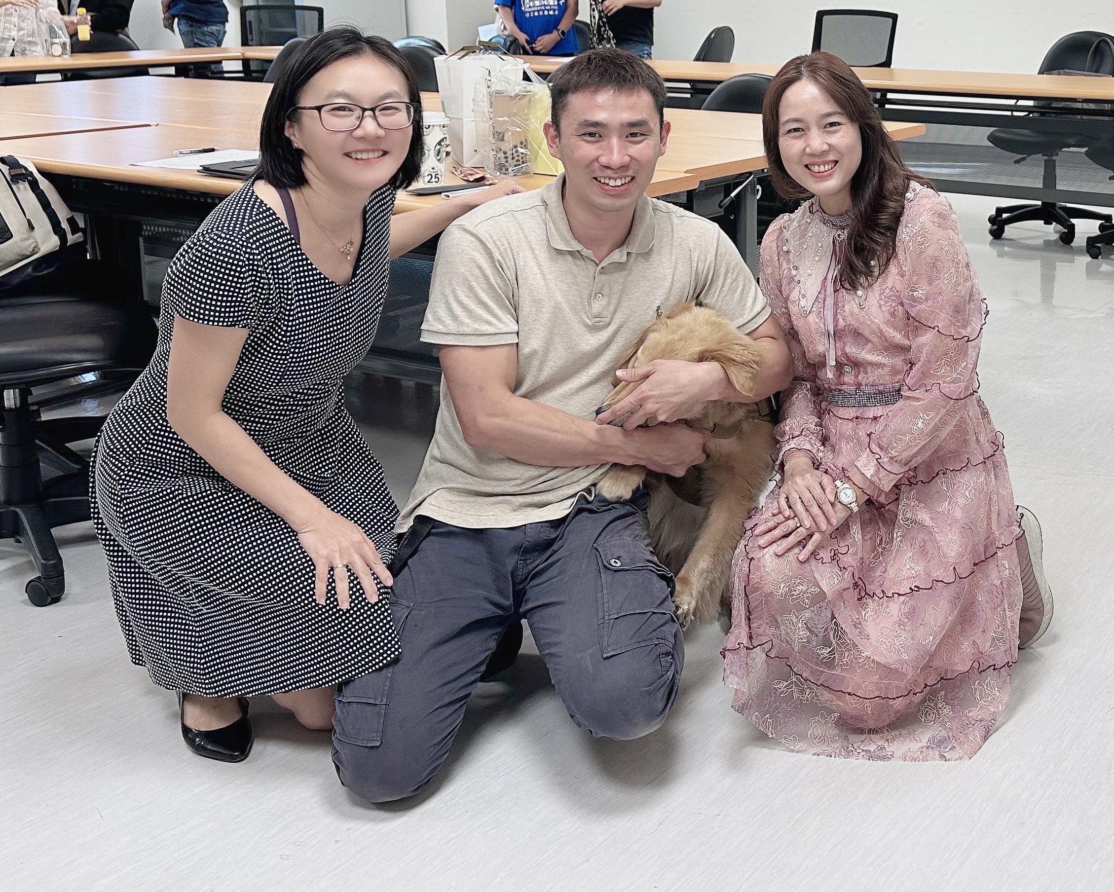 妥瑞症曾琮瑜（中）分享他的生命故事，左為身心科主任王明鈺。（中國醫藥大學新竹附設醫院提供）