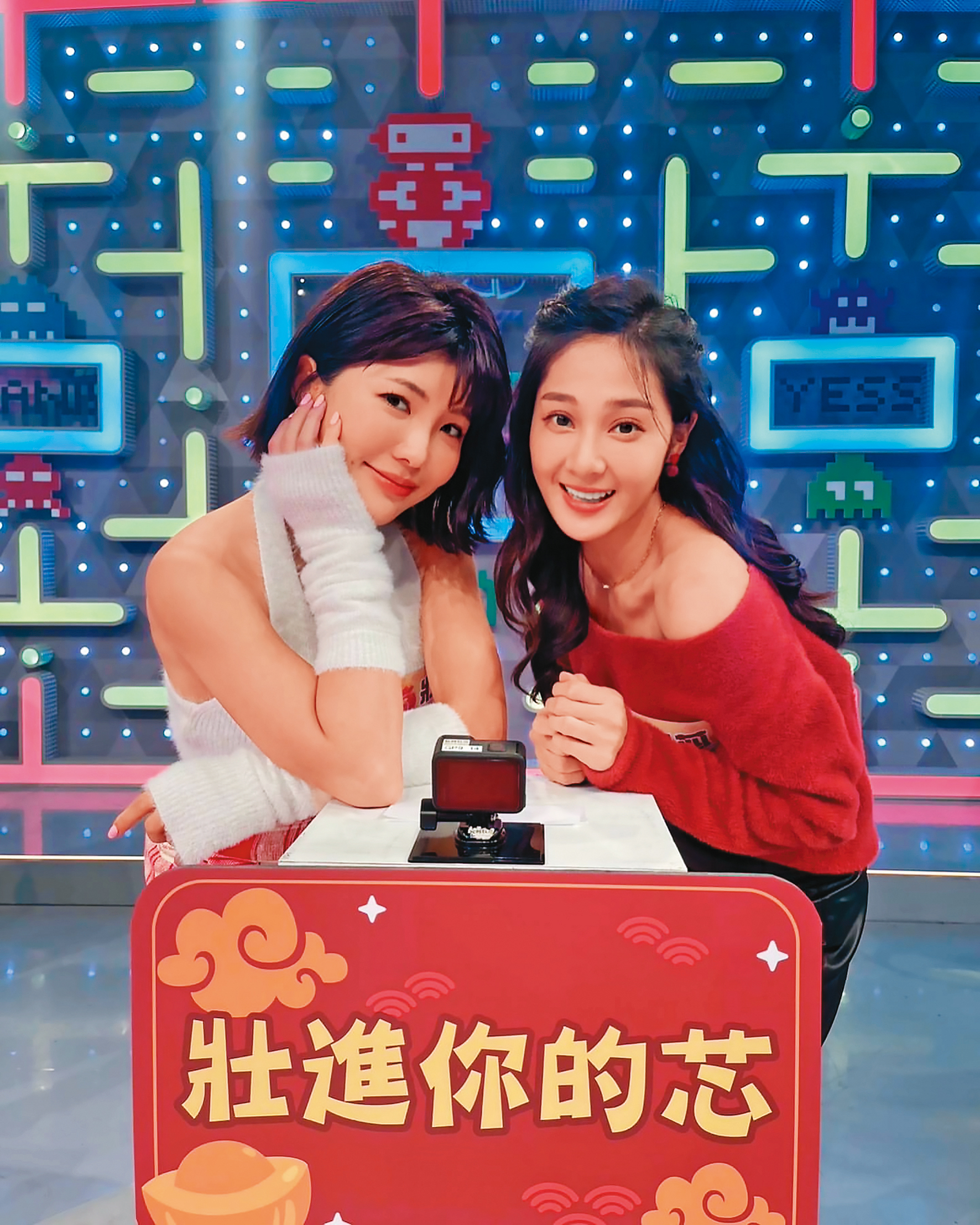 邱子芯（右）和啦啦隊女神壯壯在《全明星運動會》同為黃隊成員。（翻攝自邱子芯IG）
